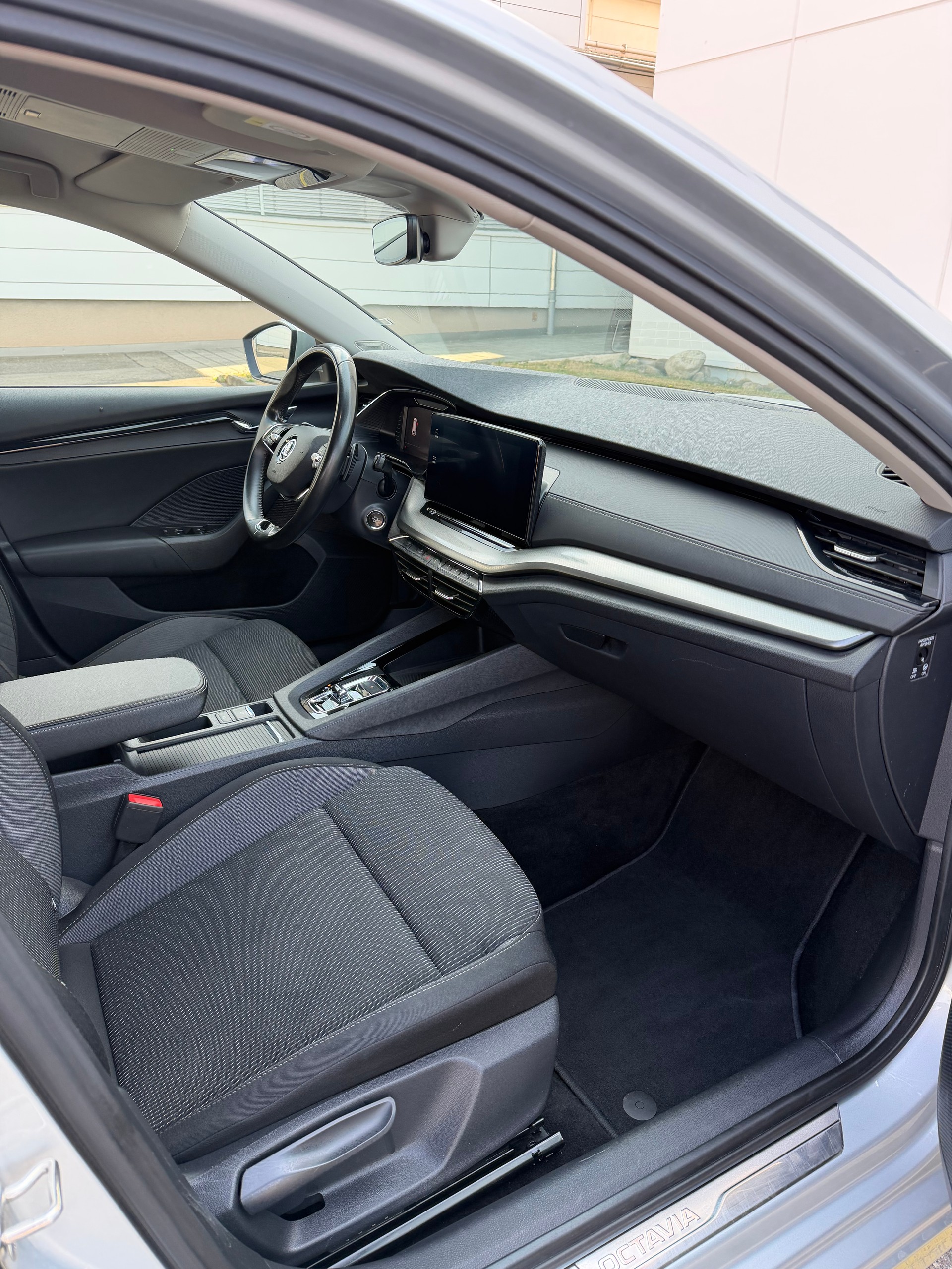 SKODA Octavia Combi 2.0 TDI DSG Ambition/ LED Scheinwerfer/ Keyless Access/ Spurhalteassis./ Frontassis./ FRISCH MFK/ 12M Garantie-image-6