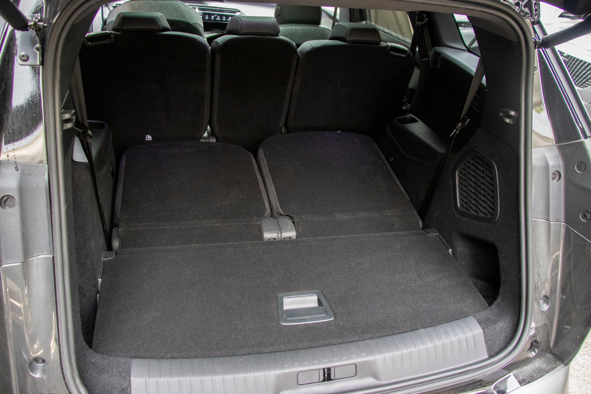 PEUGEOT 5008 210 73kWh Launch Edition-image-9