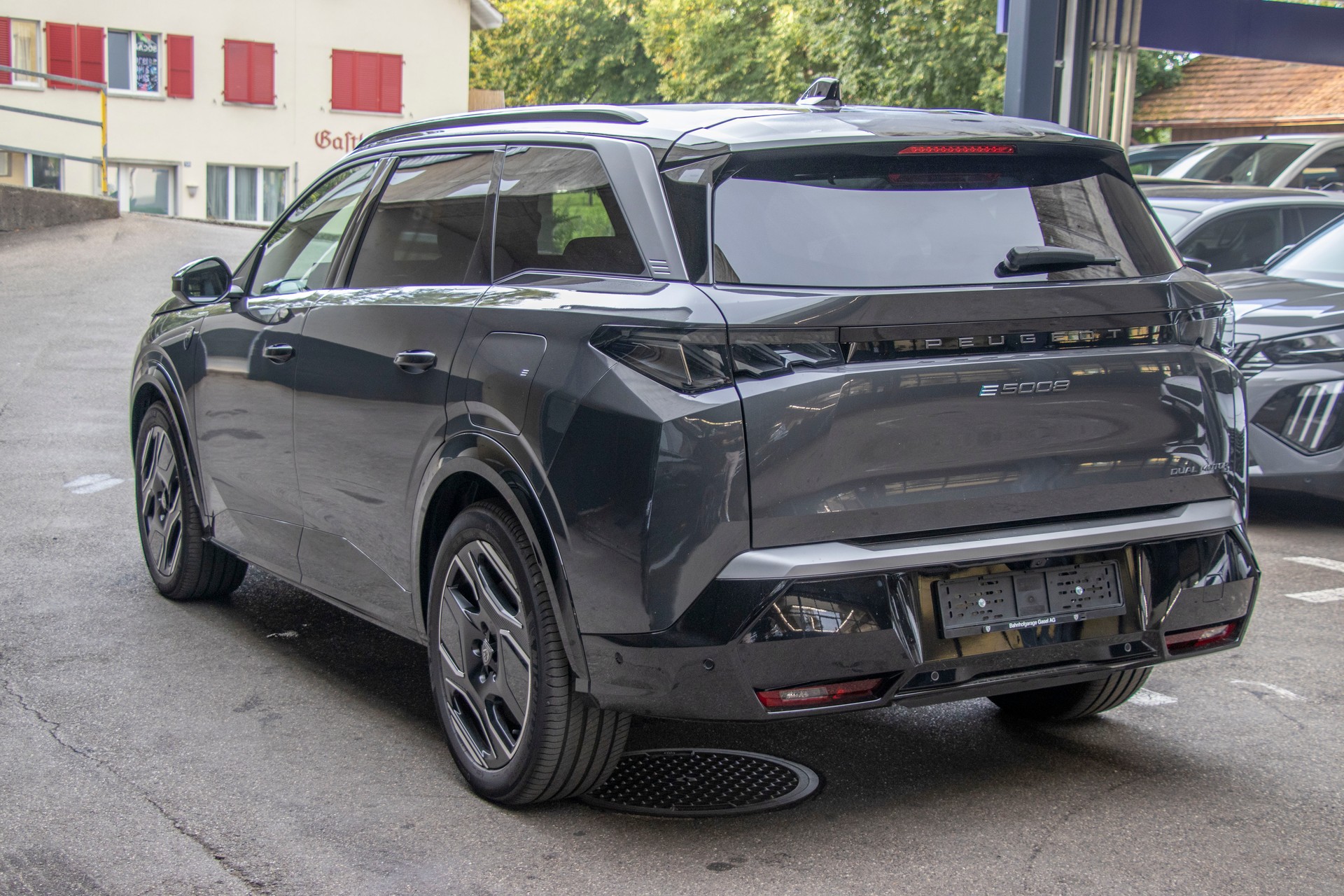 PEUGEOT 5008 210 73kWh Launch Edition-image-2