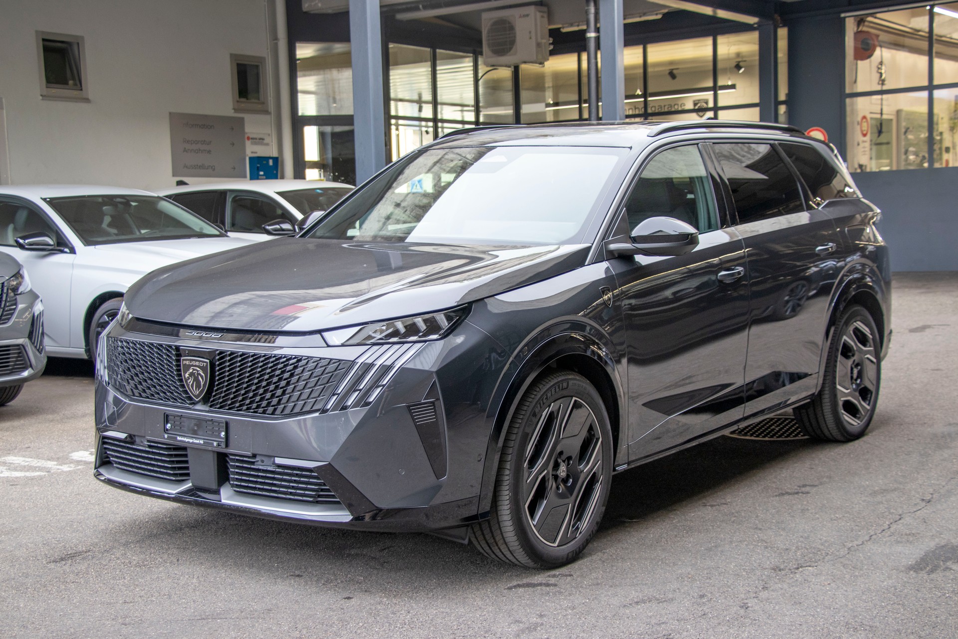 PEUGEOT 5008 210 73kWh Launch Edition-image-0