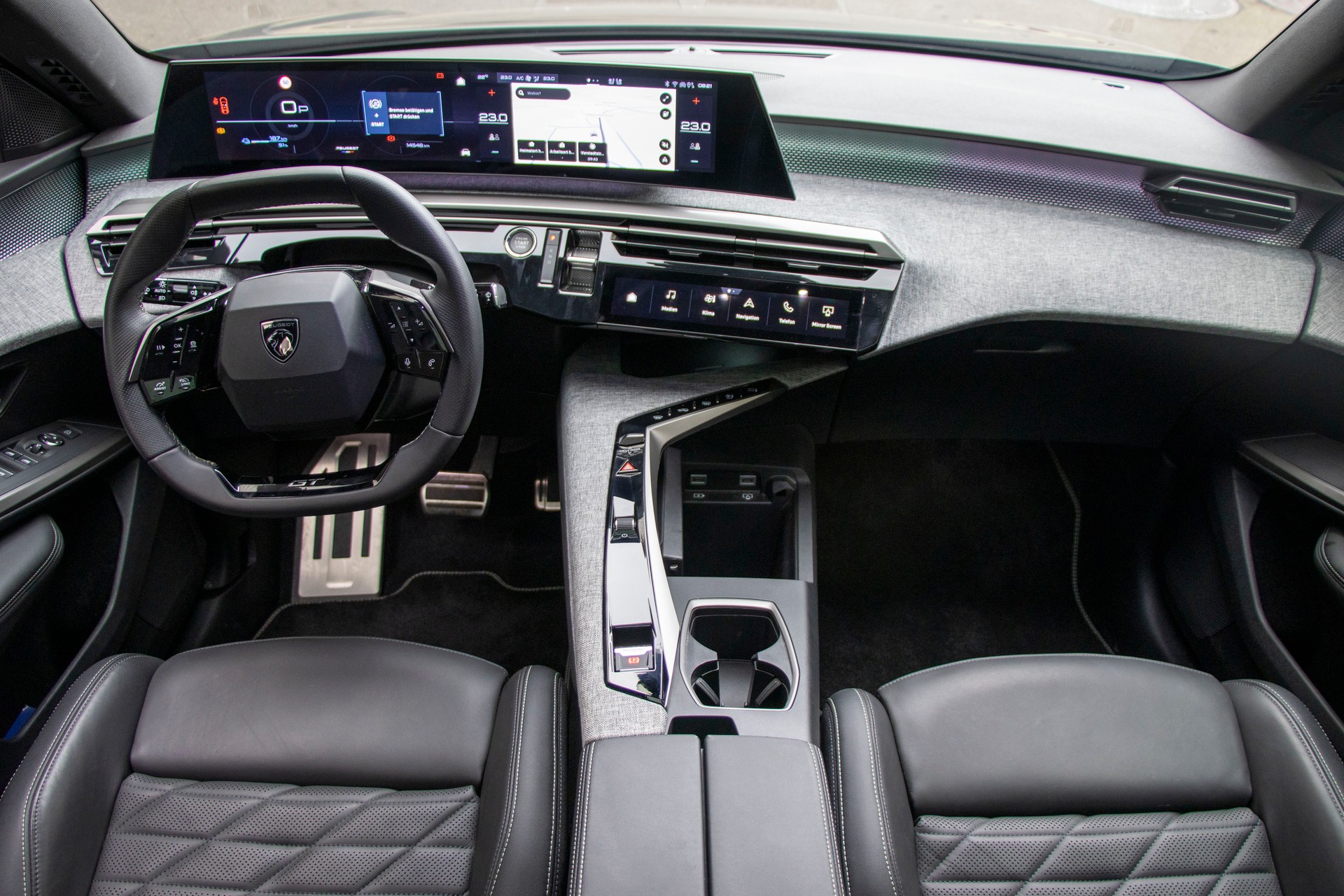 PEUGEOT 5008 210 73kWh Launch Edition-image-7