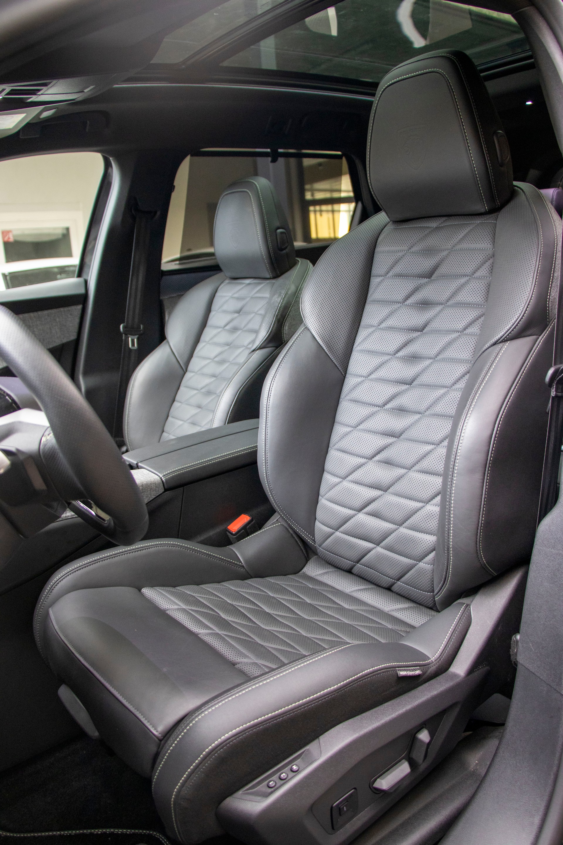 PEUGEOT 5008 210 73kWh Launch Edition-image-4