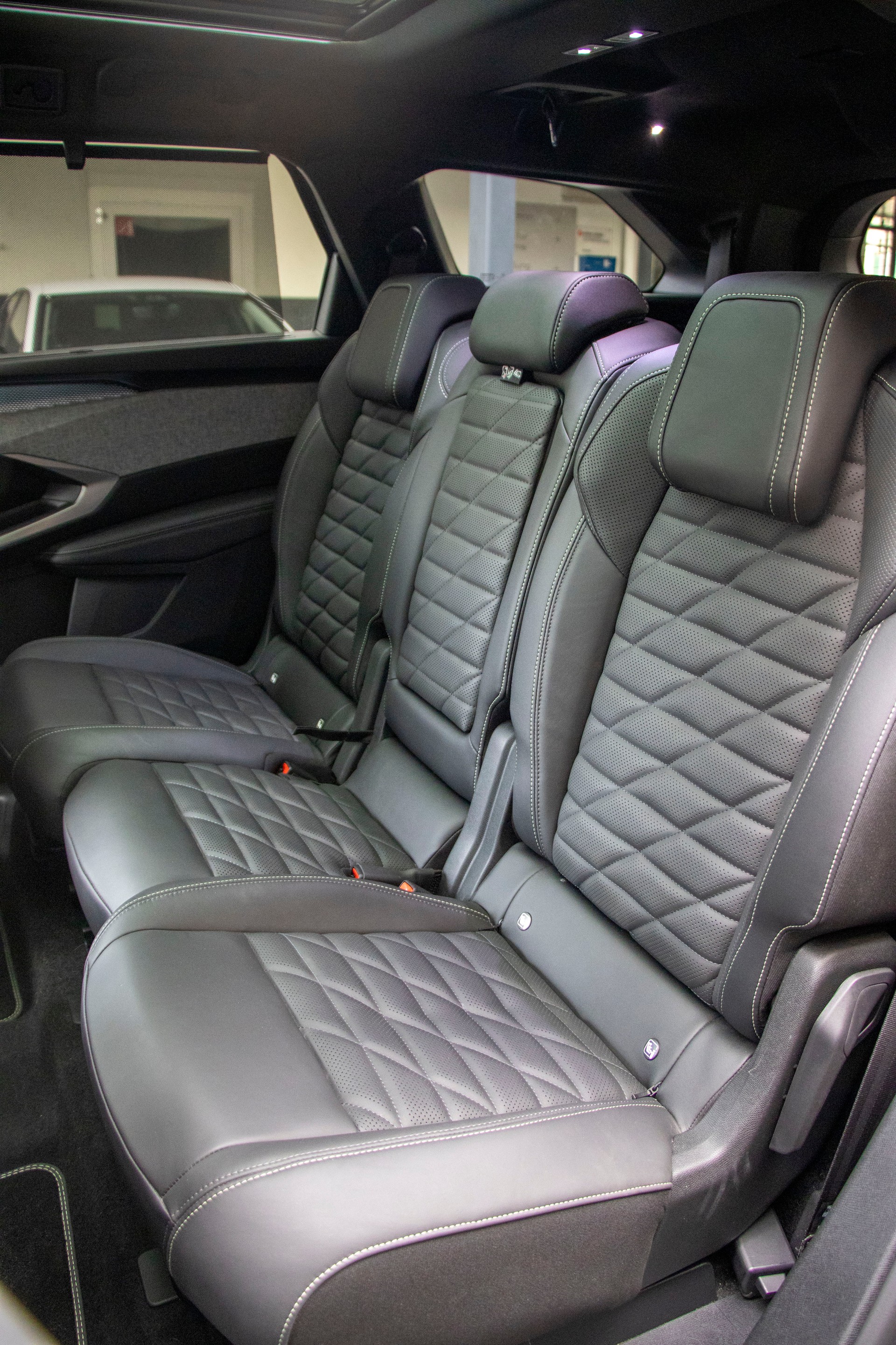 PEUGEOT 5008 210 73kWh Launch Edition-image-6