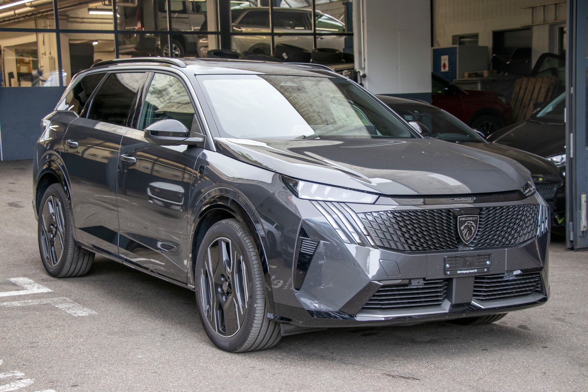 PEUGEOT 5008 210 73kWh Launch Edition-image-3