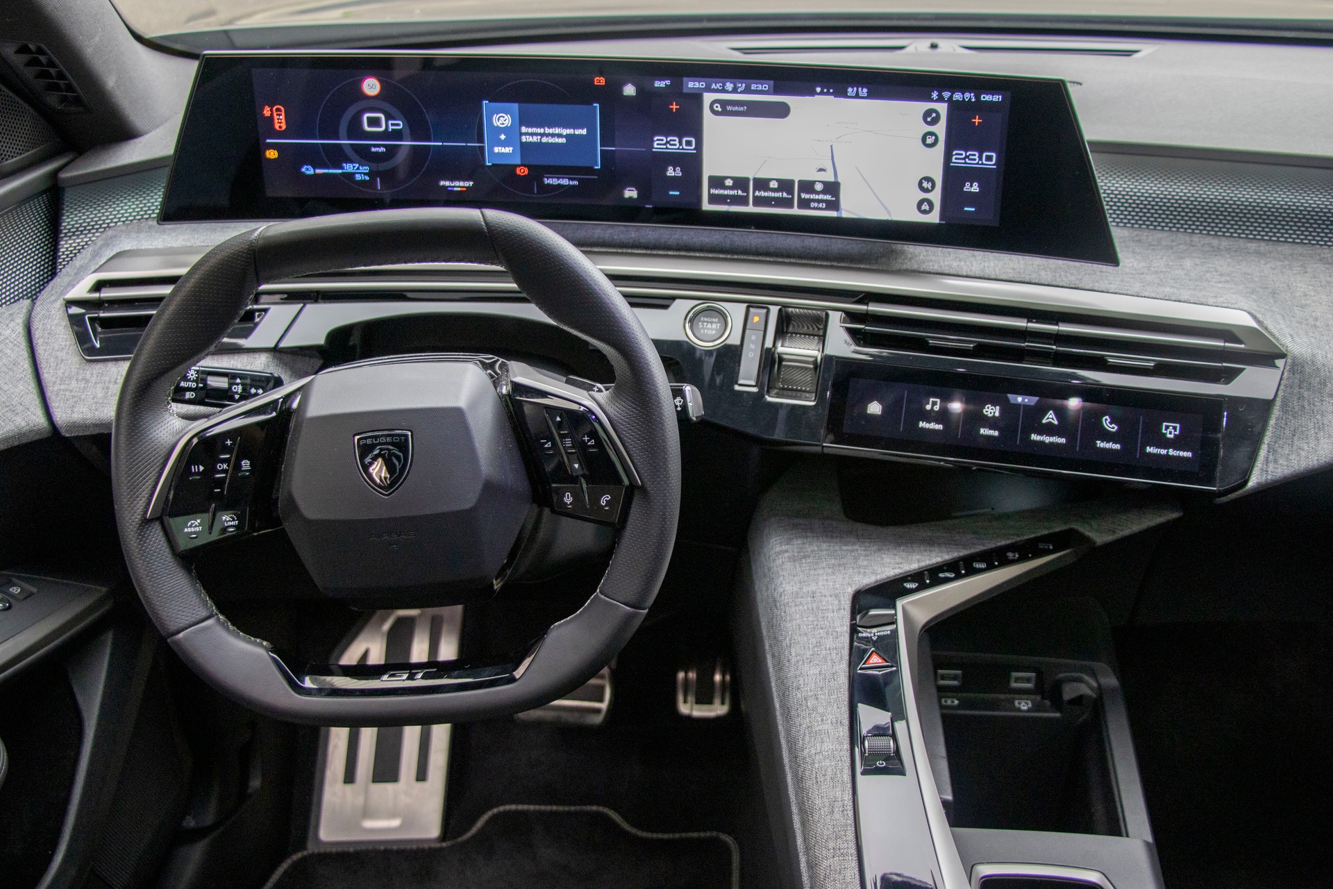 PEUGEOT 5008 210 73kWh Launch Edition-image-8
