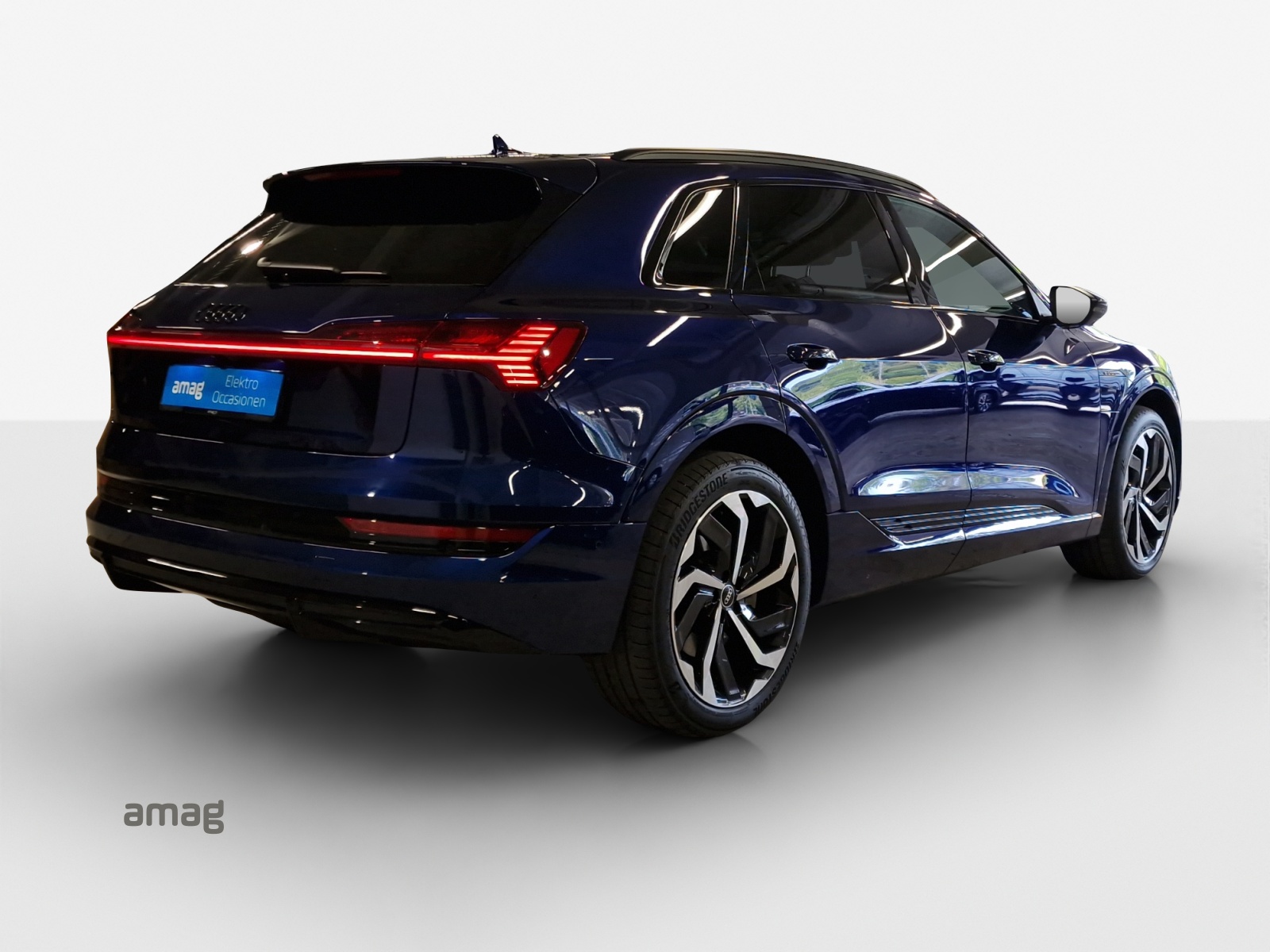 AUDI e-tron 55 S Line Black Edition quattro-image-4