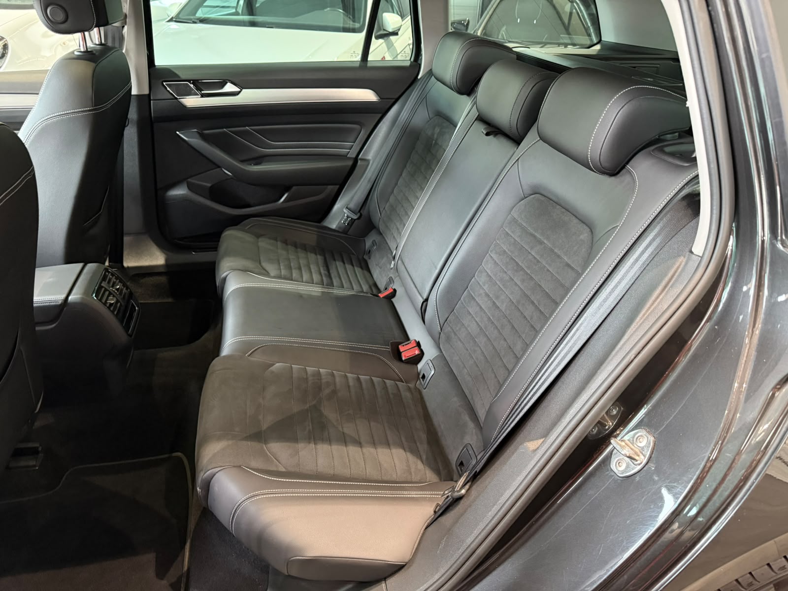 VW Passat 2.0 TDI BMT R-Line 4Motion DSG-image-11