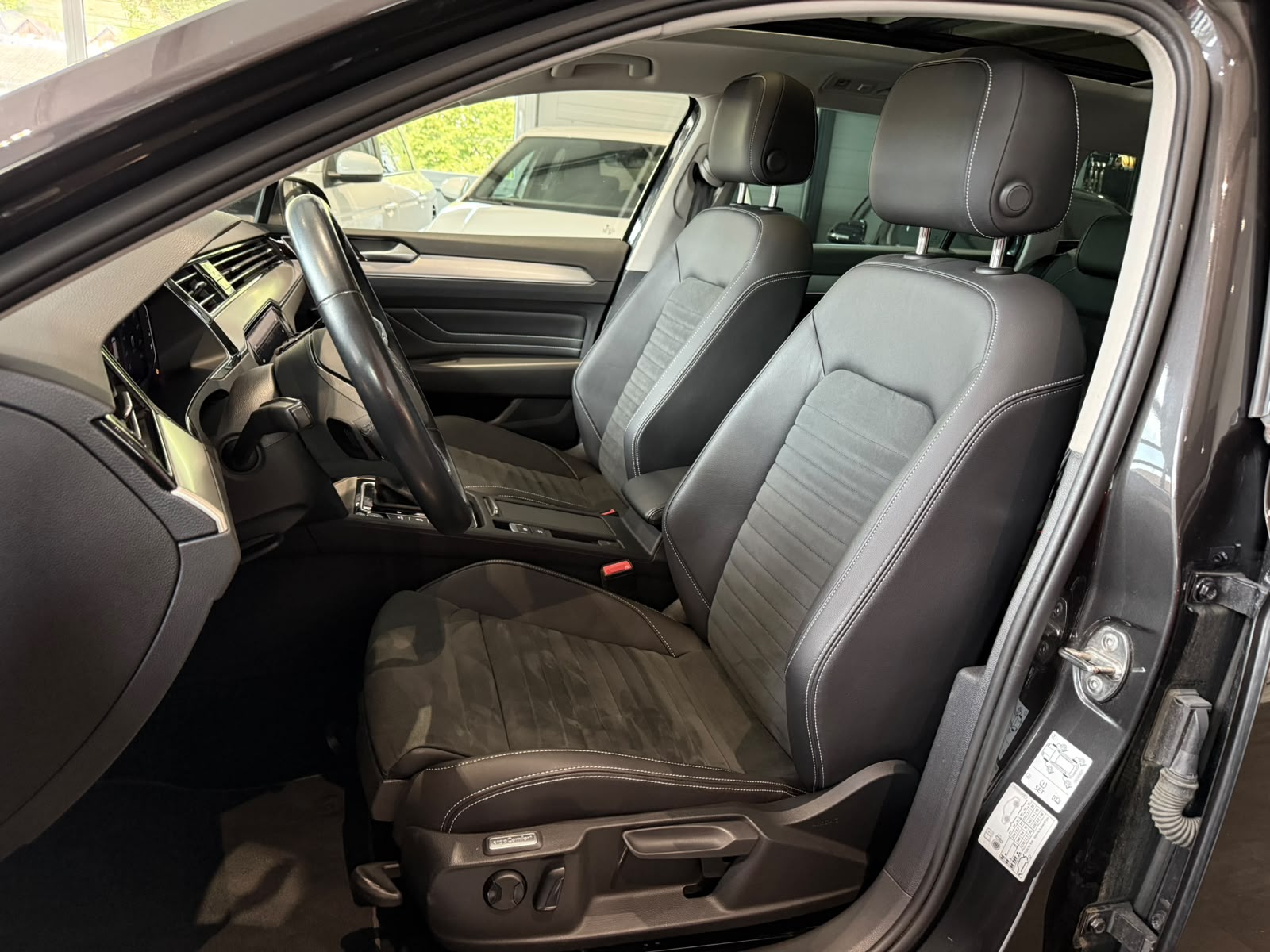 VW Passat 2.0 TDI BMT R-Line 4Motion DSG-image-8