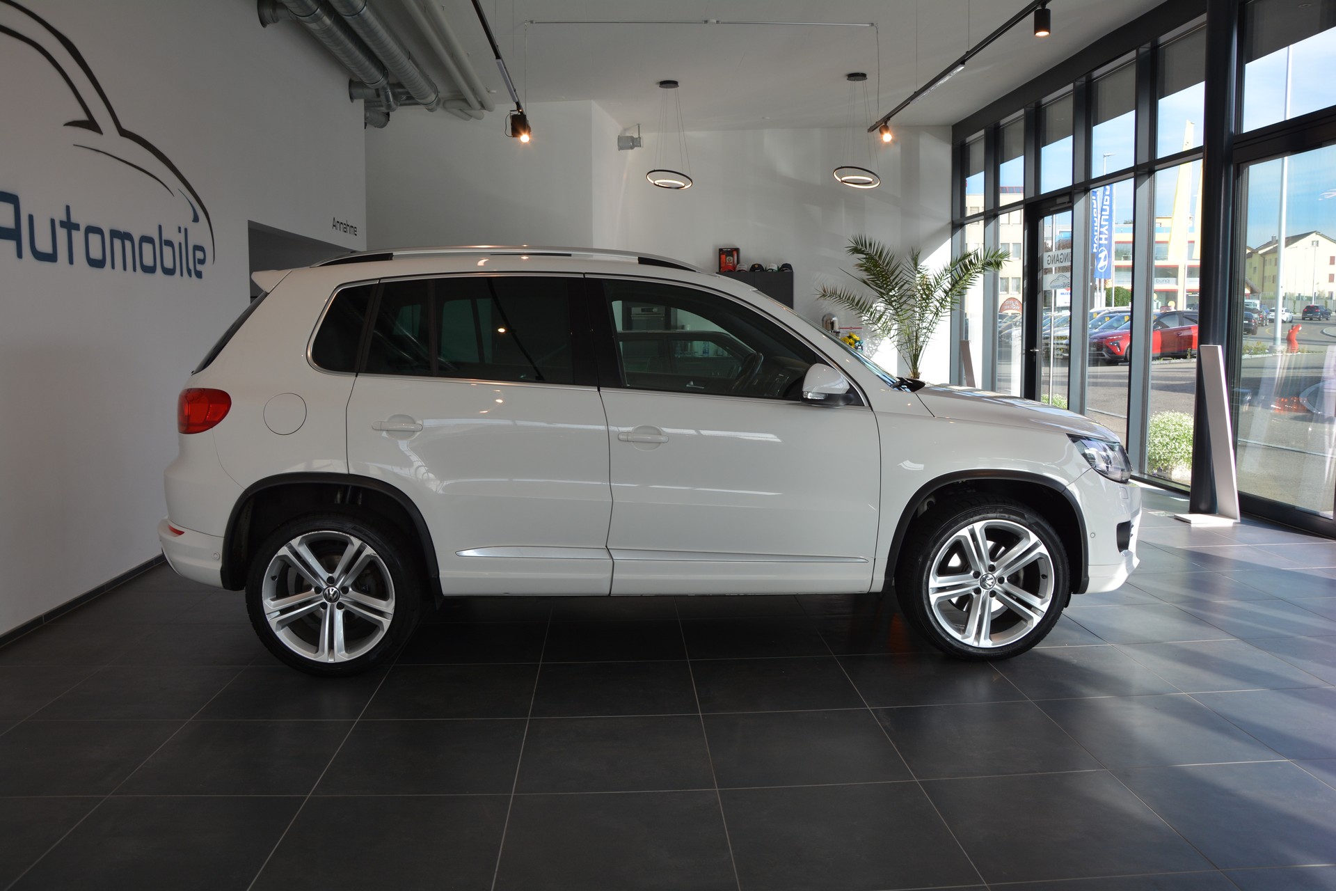VW Tiguan 2.0 TDI BlueMotion R-Line 4Motion DSG-image-6