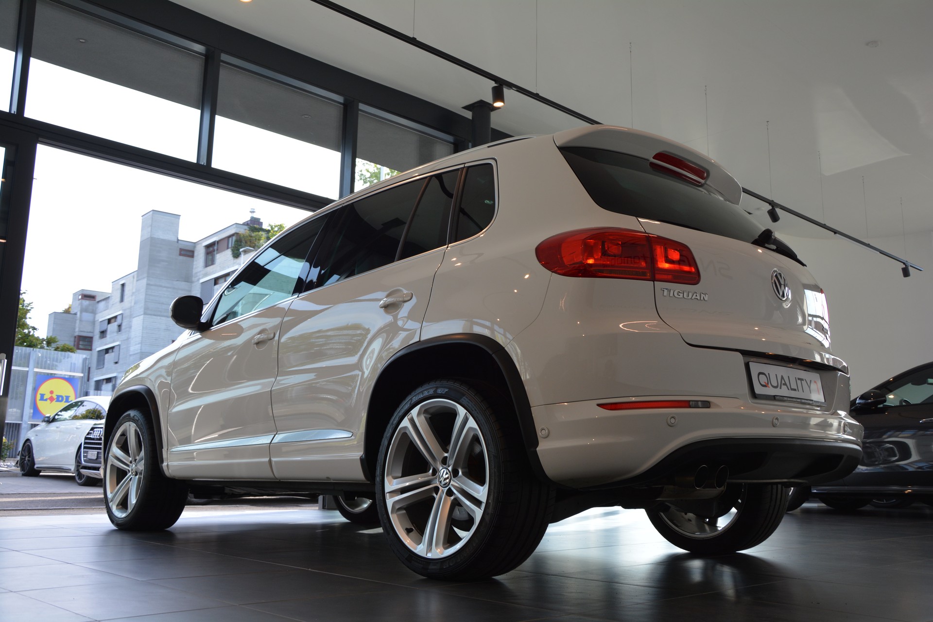 VW Tiguan 2.0 TDI BlueMotion R-Line 4Motion DSG-image-18