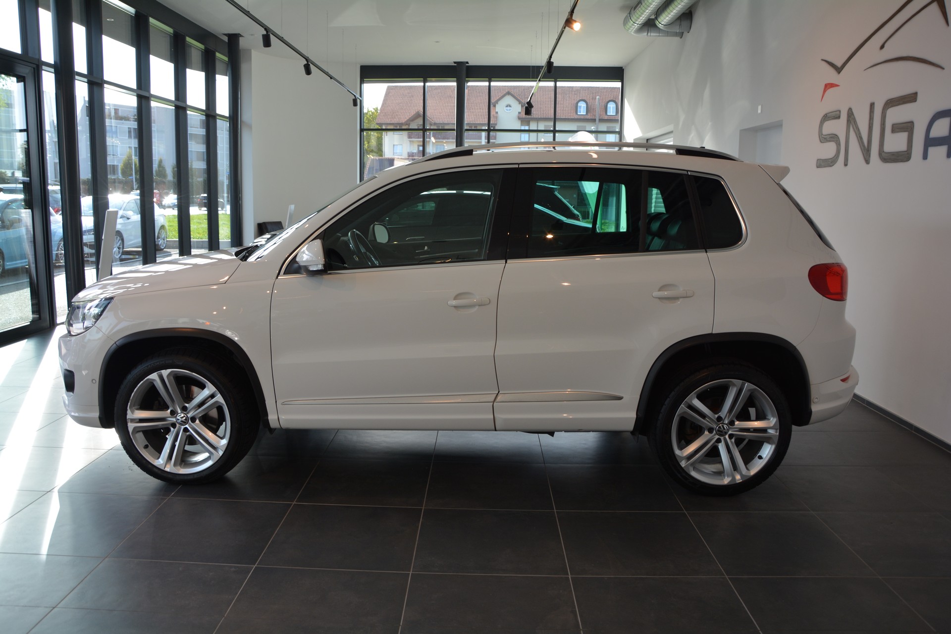 VW Tiguan 2.0 TDI BlueMotion R-Line 4Motion DSG-image-2