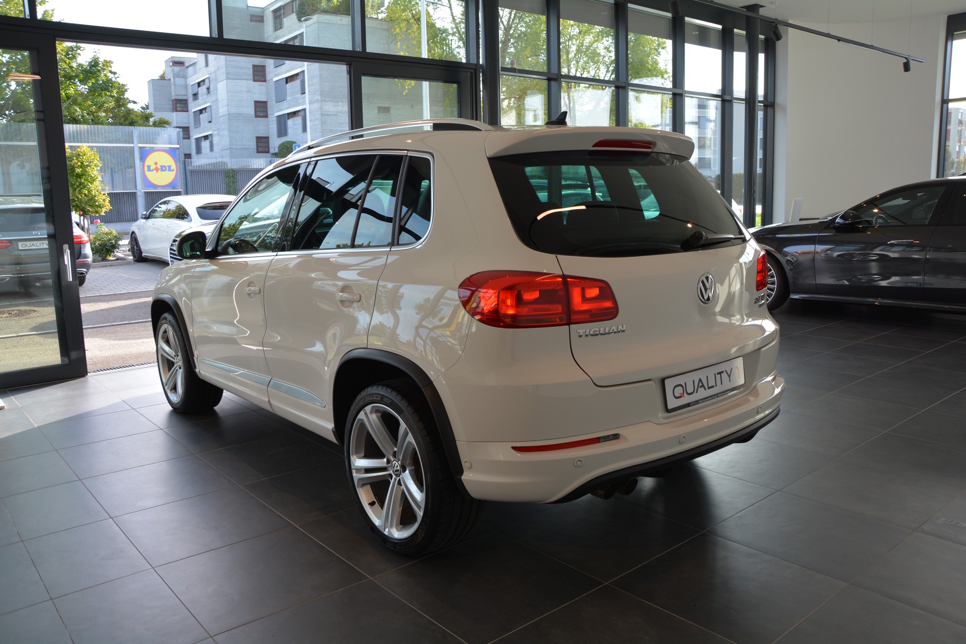 VW Tiguan 2.0 TDI BlueMotion R-Line 4Motion DSG-image-3
