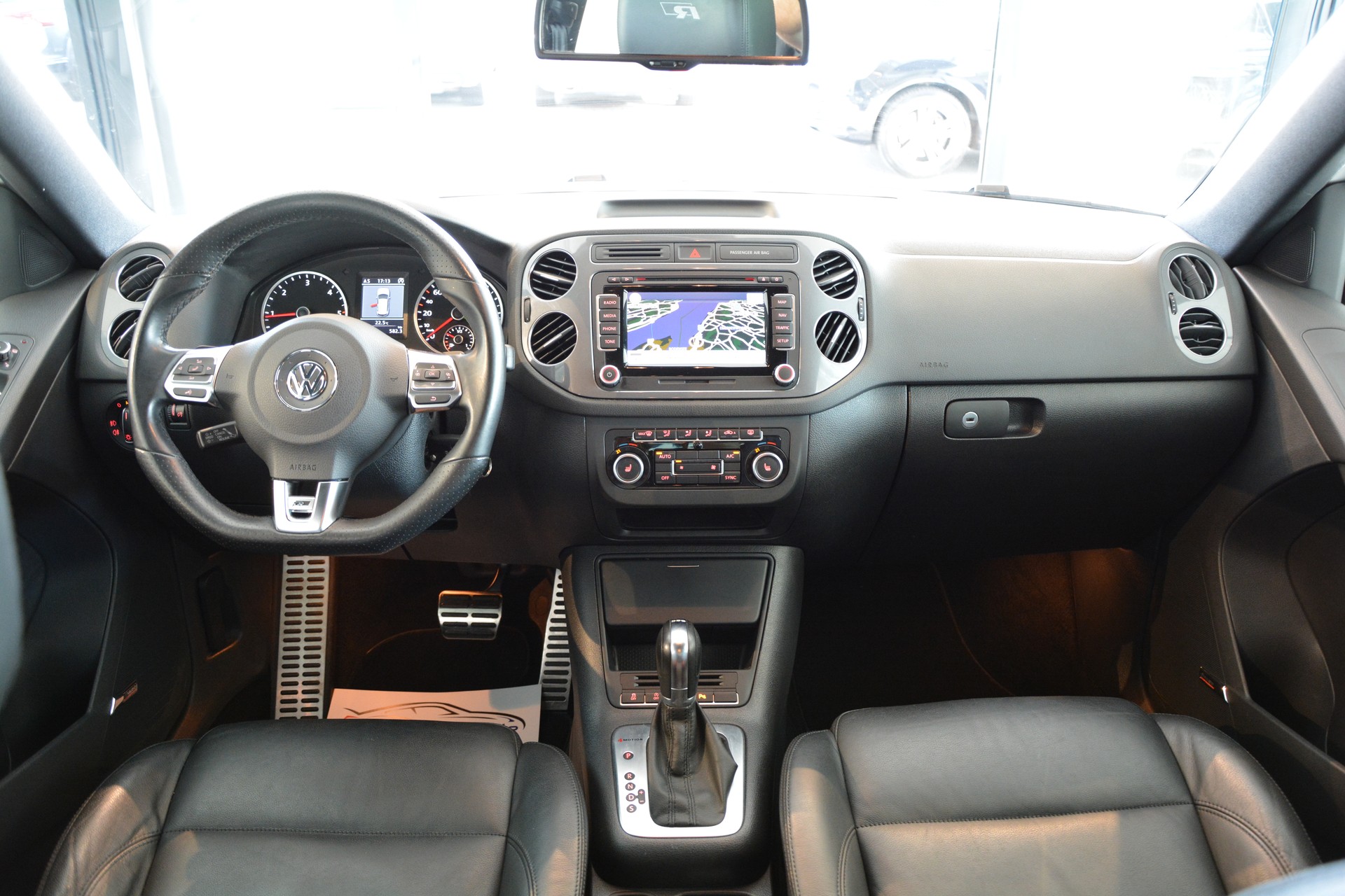VW Tiguan 2.0 TDI BlueMotion R-Line 4Motion DSG-image-11