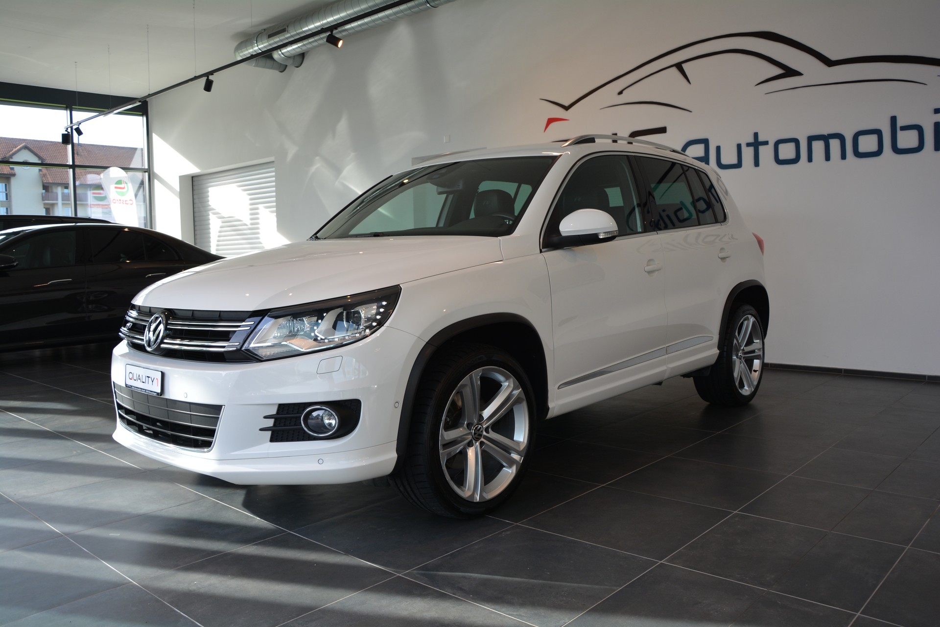 VW Tiguan 2.0 TDI BlueMotion R-Line 4Motion DSG-image-1