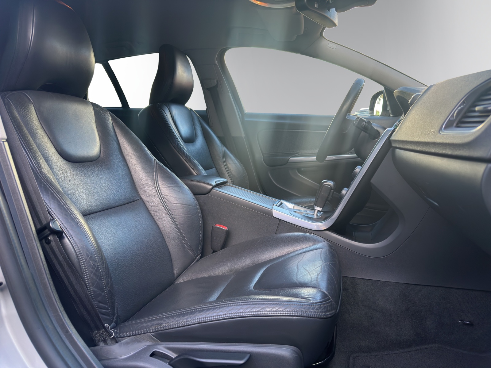 VOLVO V60 D5 Summum Geartronic| Xenon | Leder | Tempomat | Einparkhilfe | 17" Alufelgen-image-11
