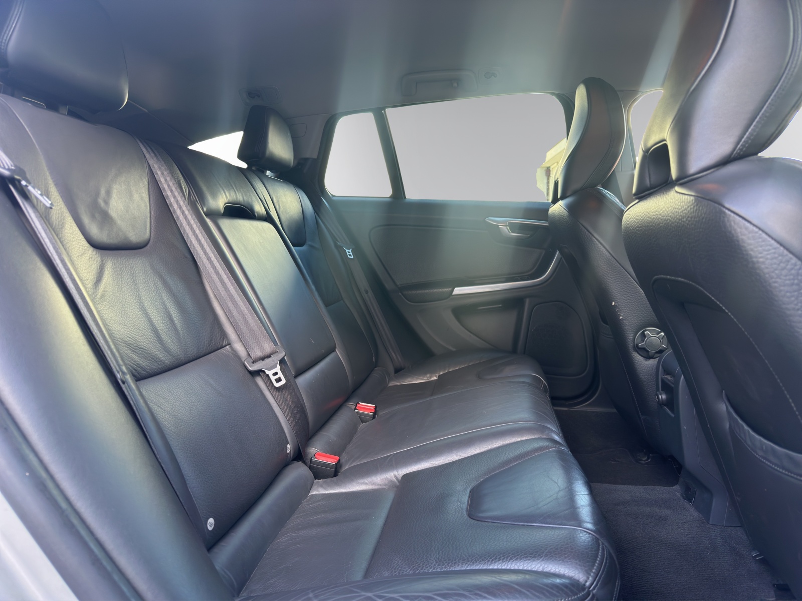 VOLVO V60 D5 Summum Geartronic| Xenon | Leder | Tempomat | Einparkhilfe | 17" Alufelgen-image-13