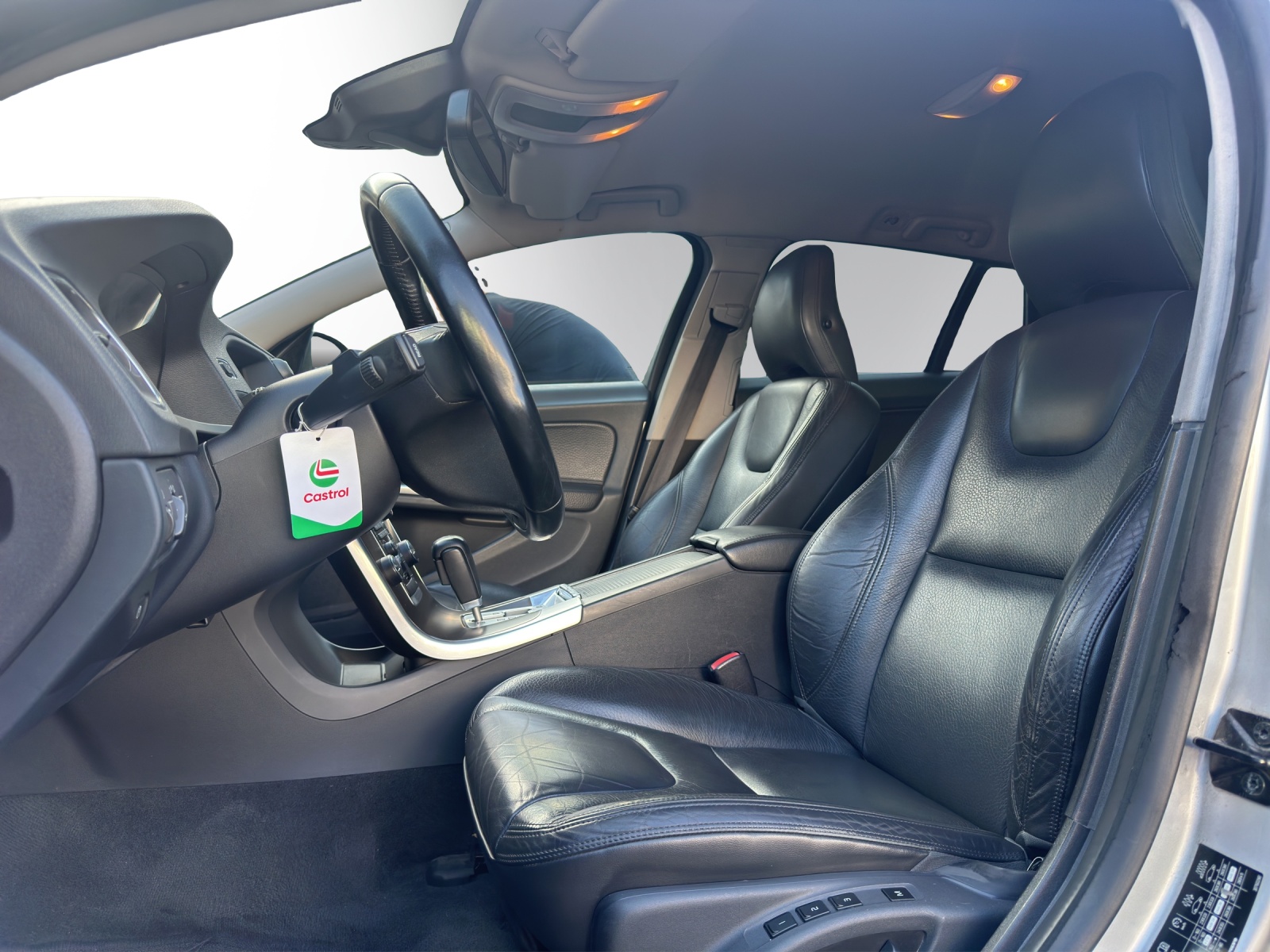 VOLVO V60 D5 Summum Geartronic| Xenon | Leder | Tempomat | Einparkhilfe | 17" Alufelgen-image-10