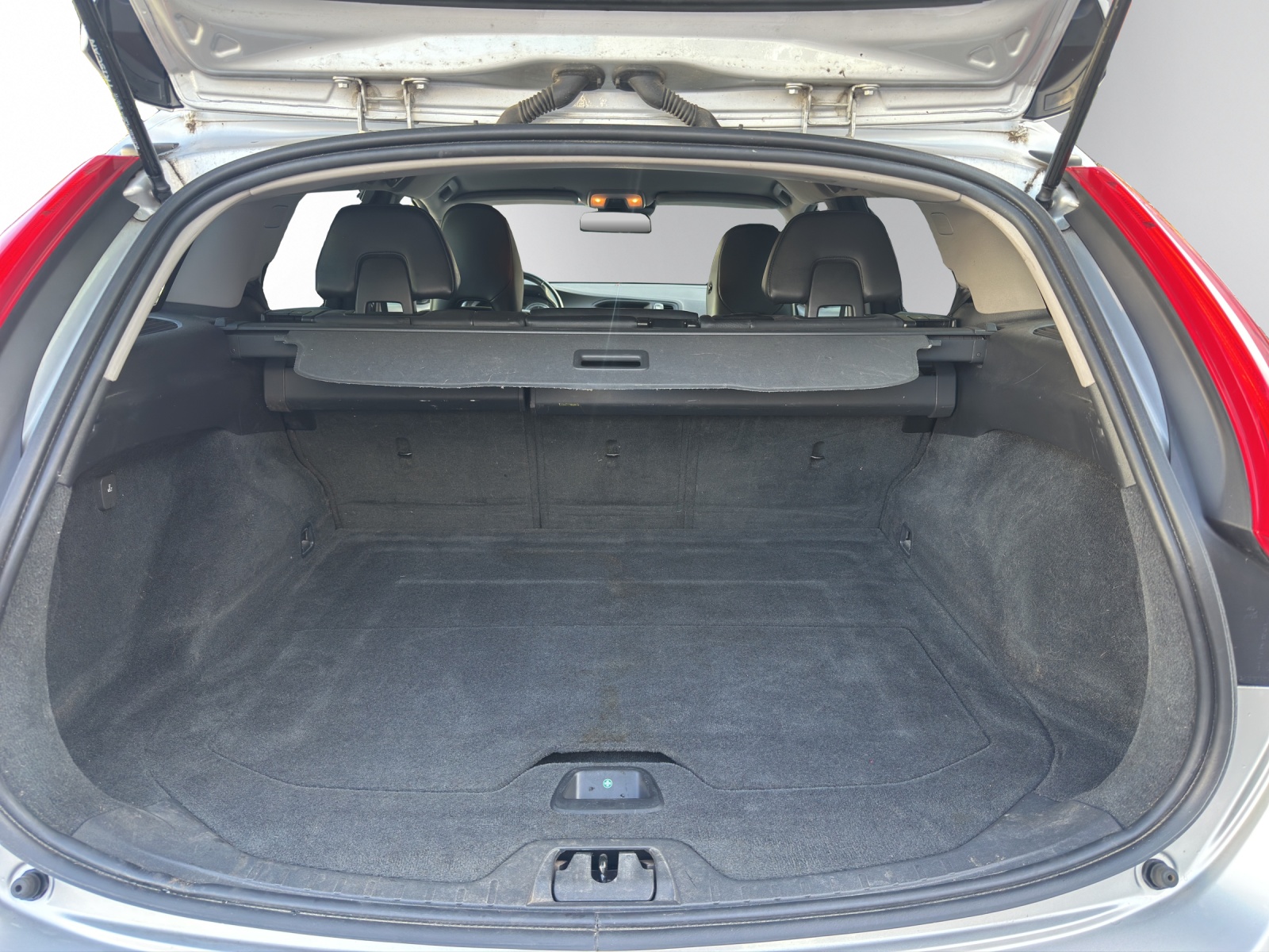 VOLVO V60 D5 Summum Geartronic| Xenon | Leder | Tempomat | Einparkhilfe | 17" Alufelgen-image-19