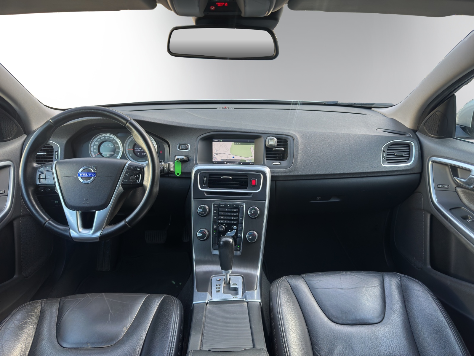 VOLVO V60 D5 Summum Geartronic| Xenon | Leder | Tempomat | Einparkhilfe | 17" Alufelgen-image-16