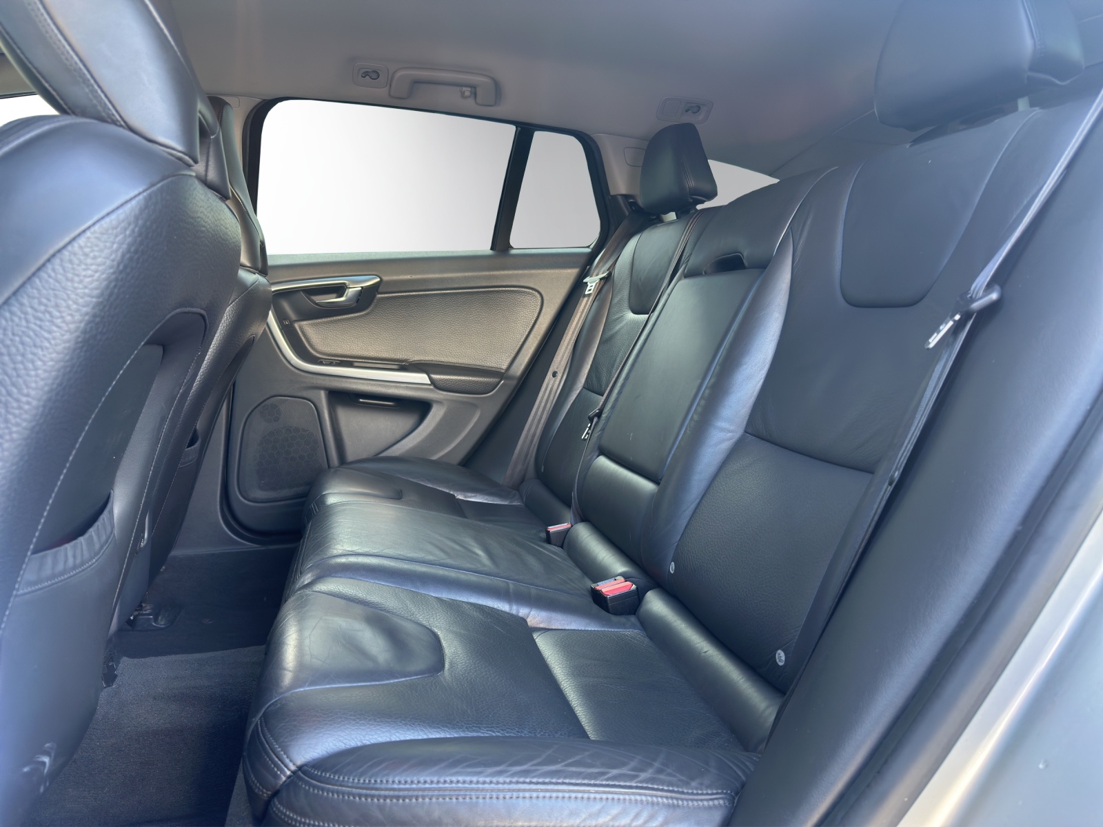VOLVO V60 D5 Summum Geartronic| Xenon | Leder | Tempomat | Einparkhilfe | 17" Alufelgen-image-12
