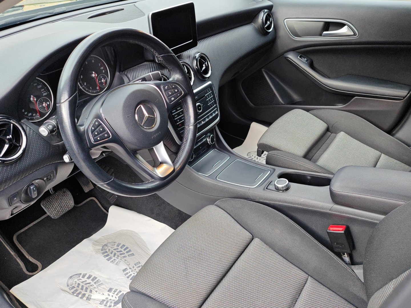 MERCEDES-BENZ GLA 220 4Matic 7G-DCT (GPS · DAB · 4x4 · Garantie)-image-12