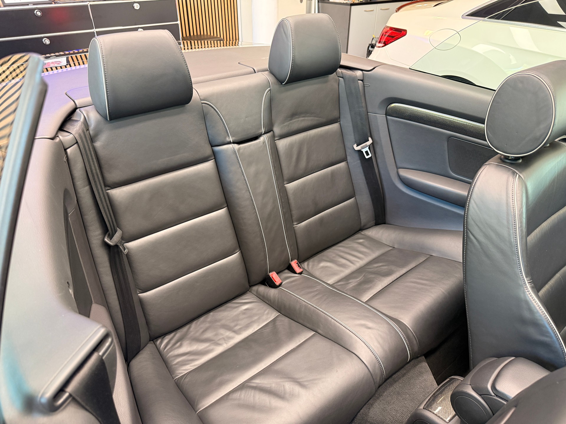 AUDI S4 Cabriolet 4.2 V8 quattro T-Tronic-image-9