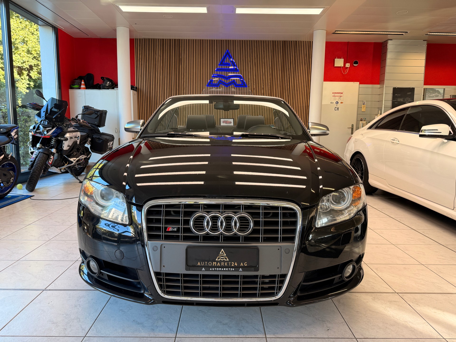 AUDI S4 Cabriolet 4.2 V8 quattro T-Tronic-image-2