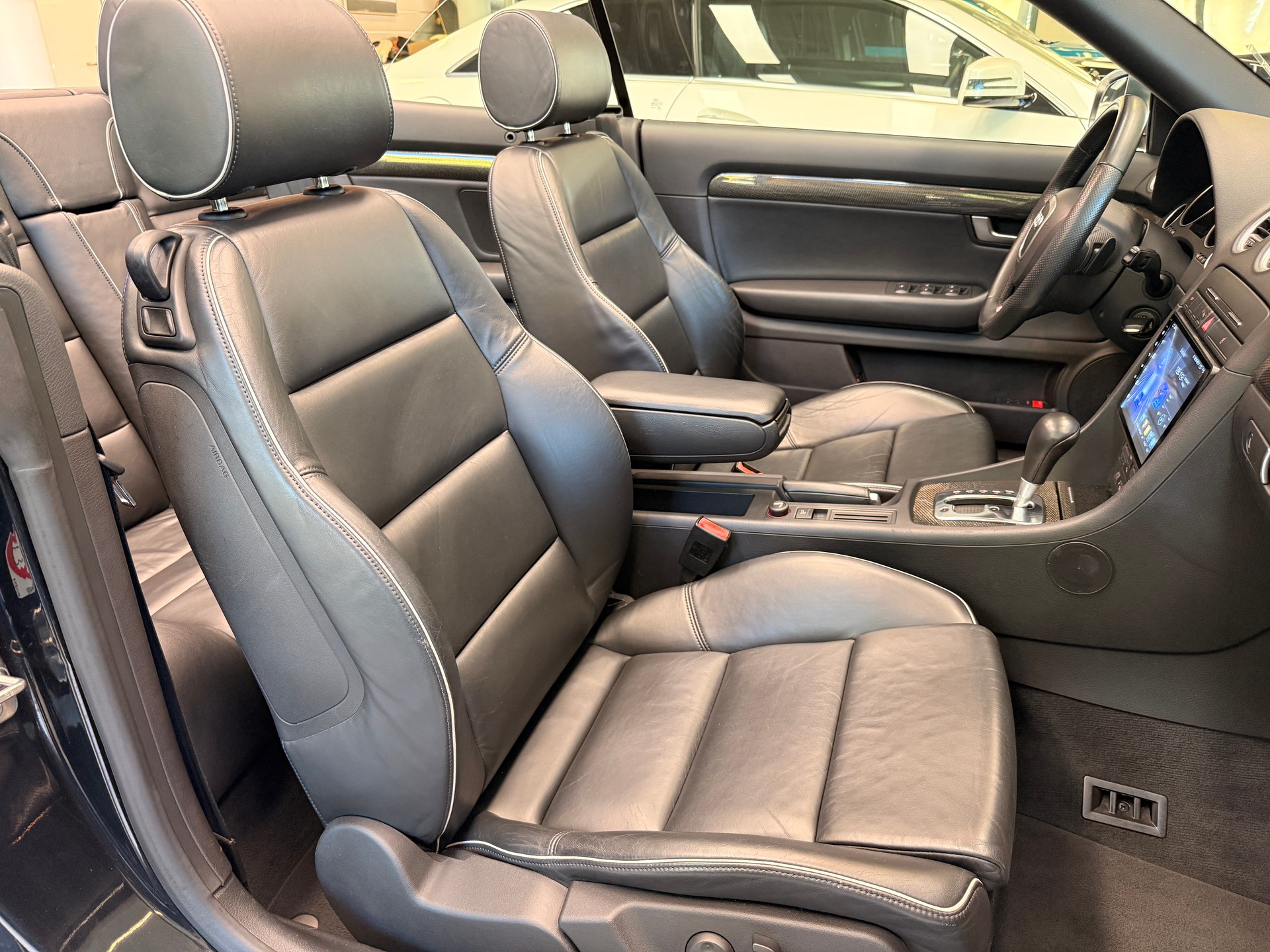 AUDI S4 Cabriolet 4.2 V8 quattro T-Tronic-image-8