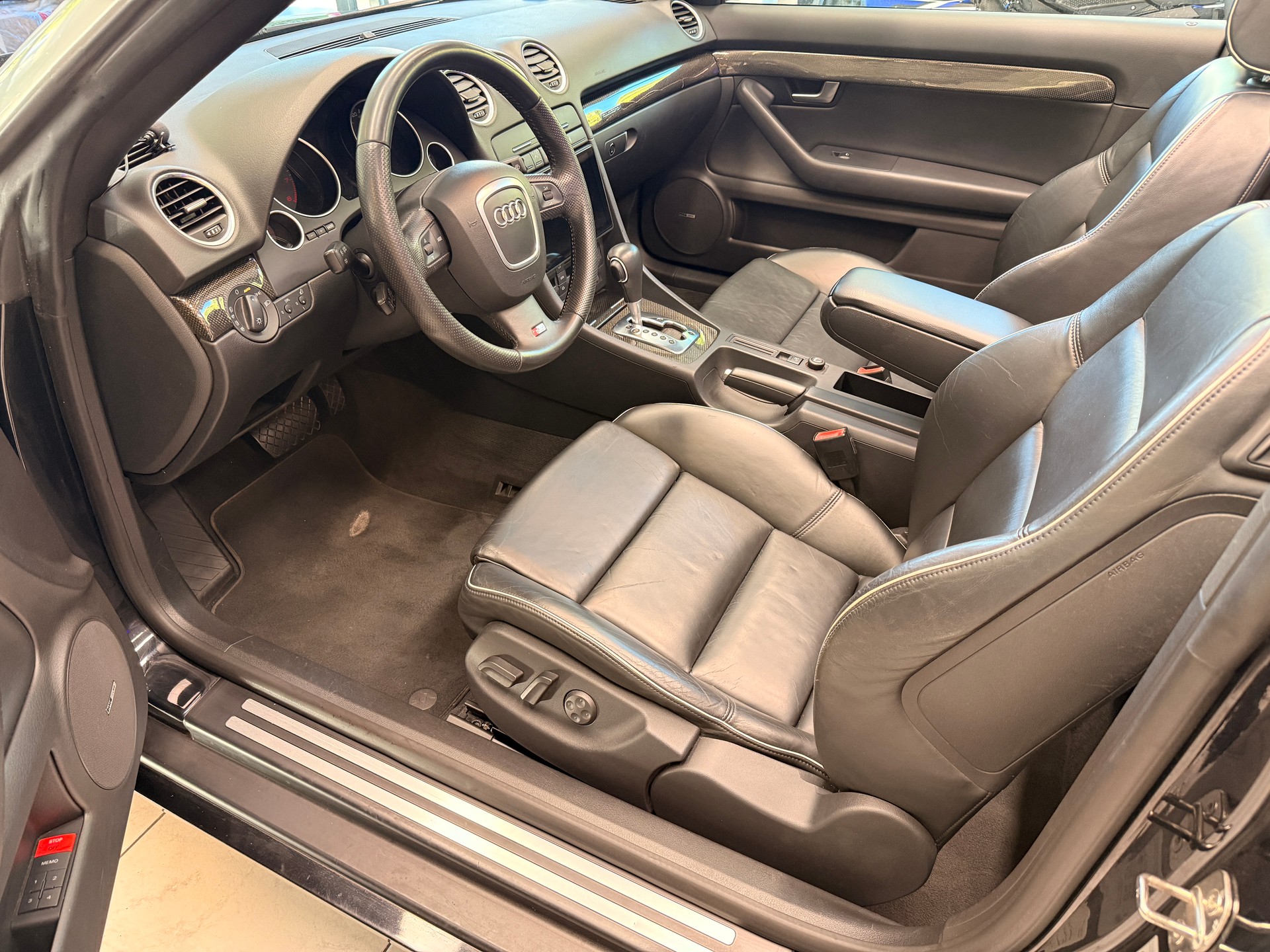AUDI S4 Cabriolet 4.2 V8 quattro T-Tronic-image-4
