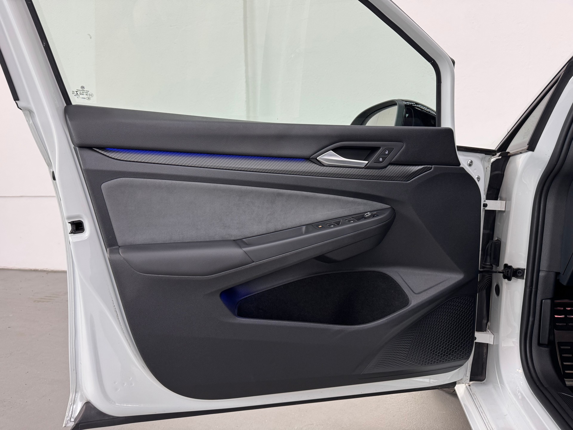 VW Golf 2.0 TSI R DSG 4Motion-image-25