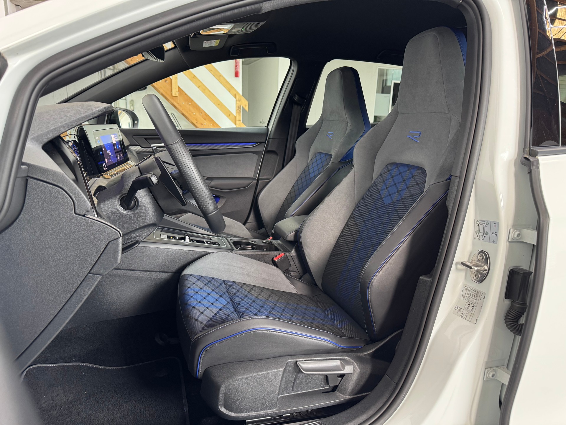 VW Golf 2.0 TSI R DSG 4Motion-image-9