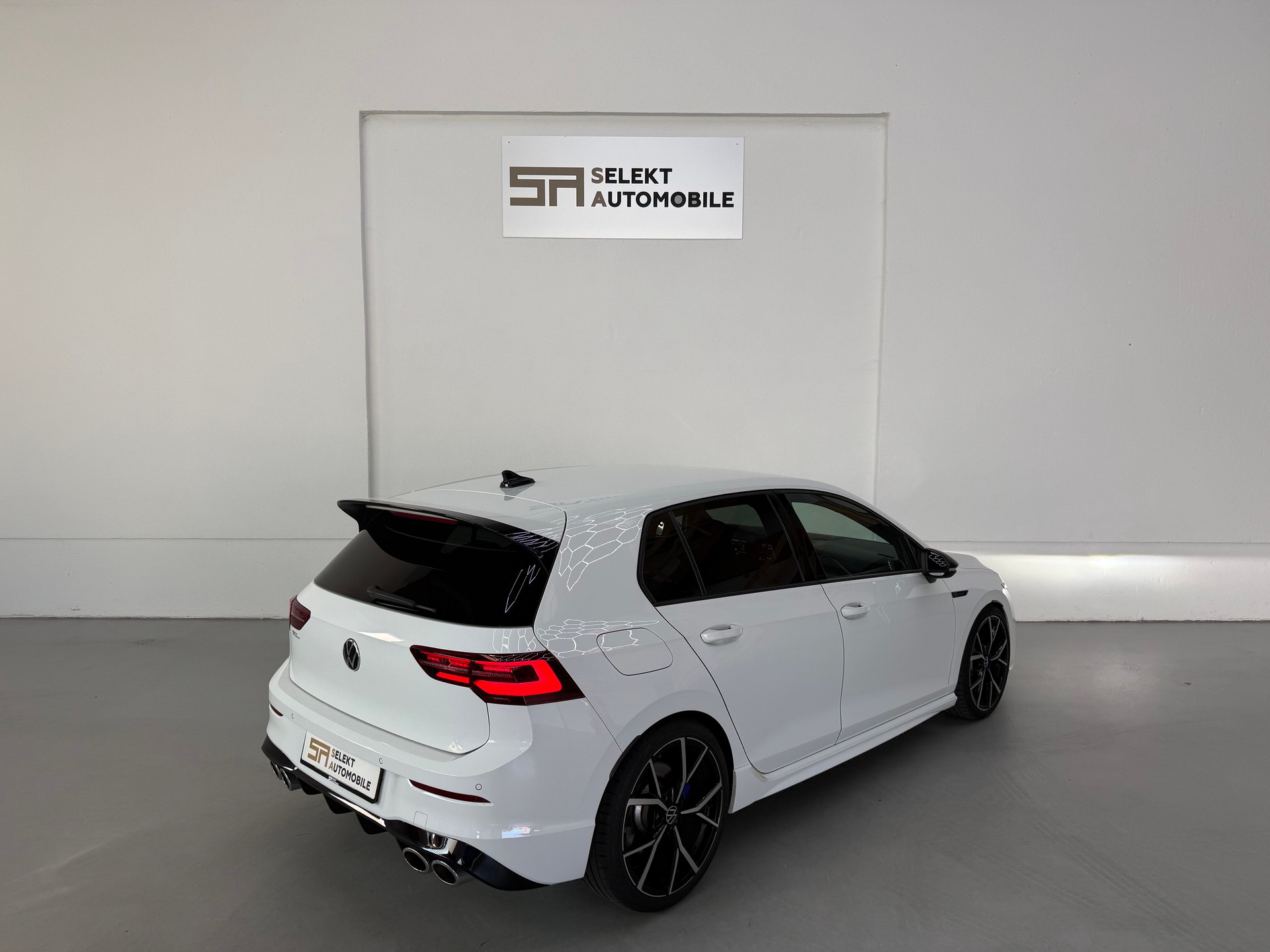 VW Golf 2.0 TSI R DSG 4Motion-image-5