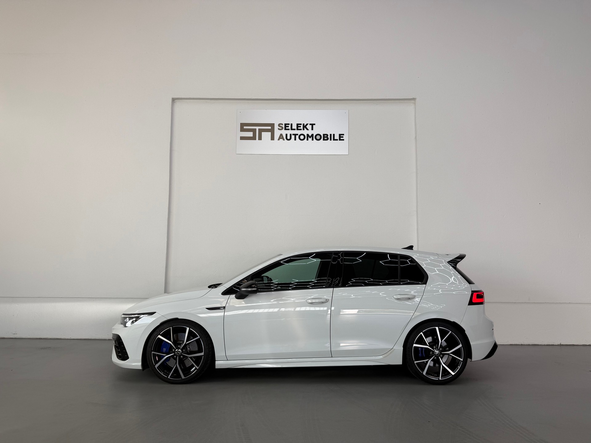 VW Golf 2.0 TSI R DSG 4Motion-image-3