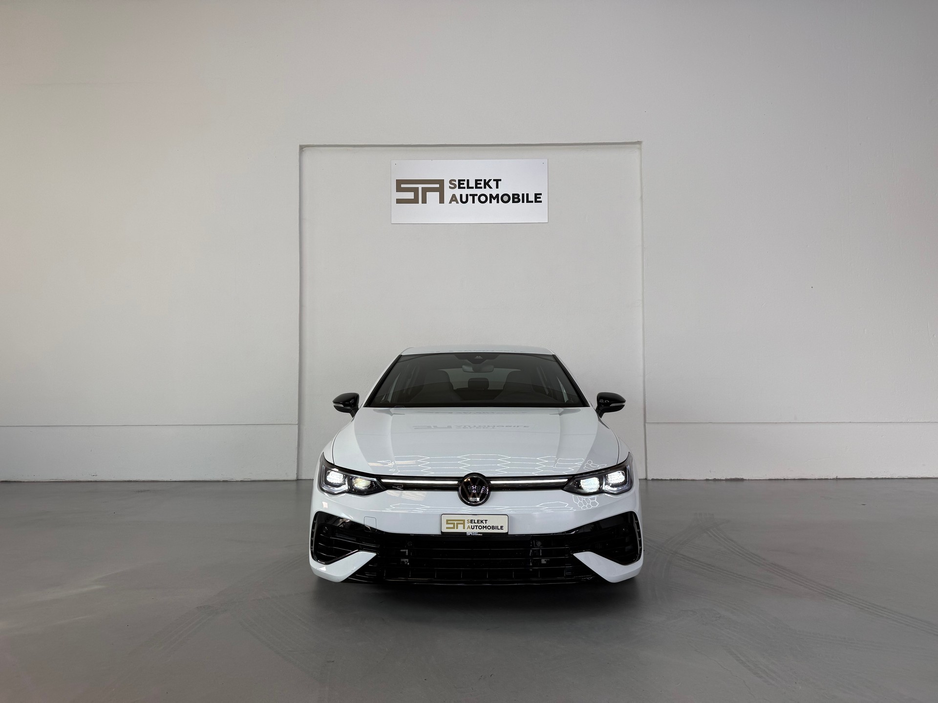 VW Golf 2.0 TSI R DSG 4Motion-image-2