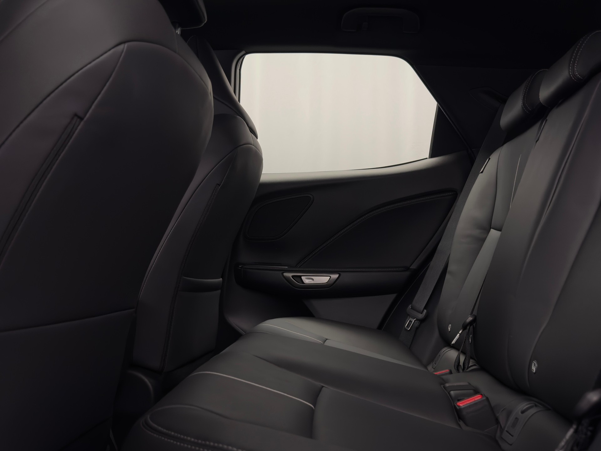 LEXUS LBX 1.5 Hybrid Relax AWD-image-22