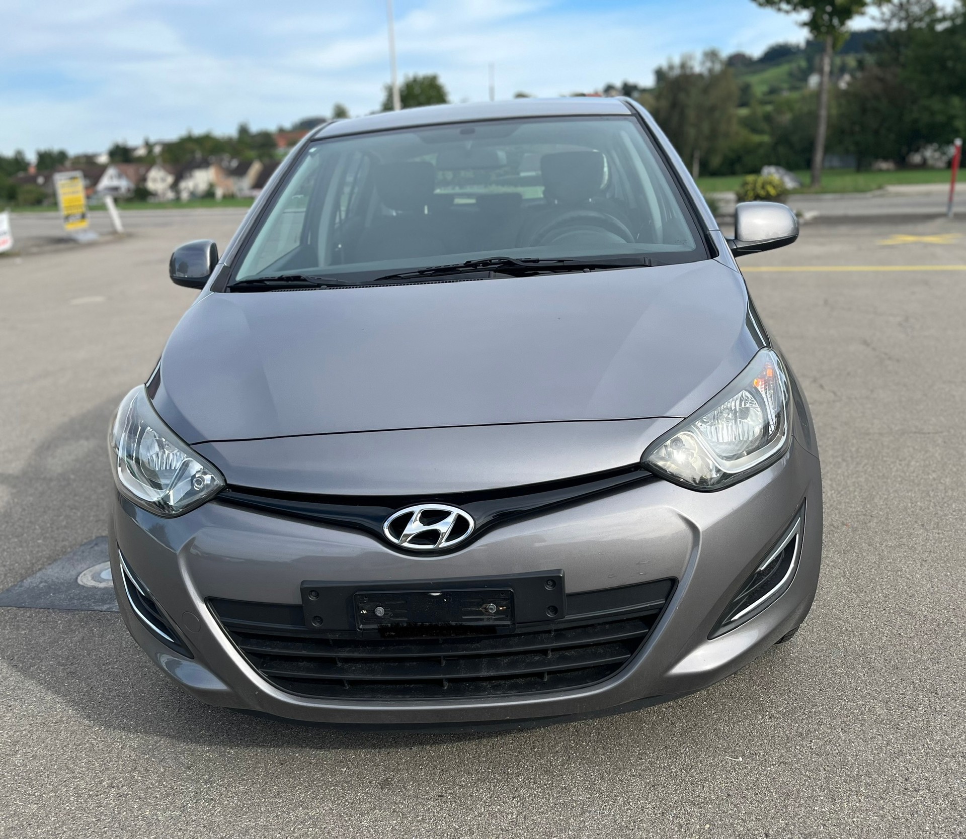 HYUNDAI Ab frisch MFK:8/2026 und frisch Servic 1,2i mit Klimaanlage-image-1