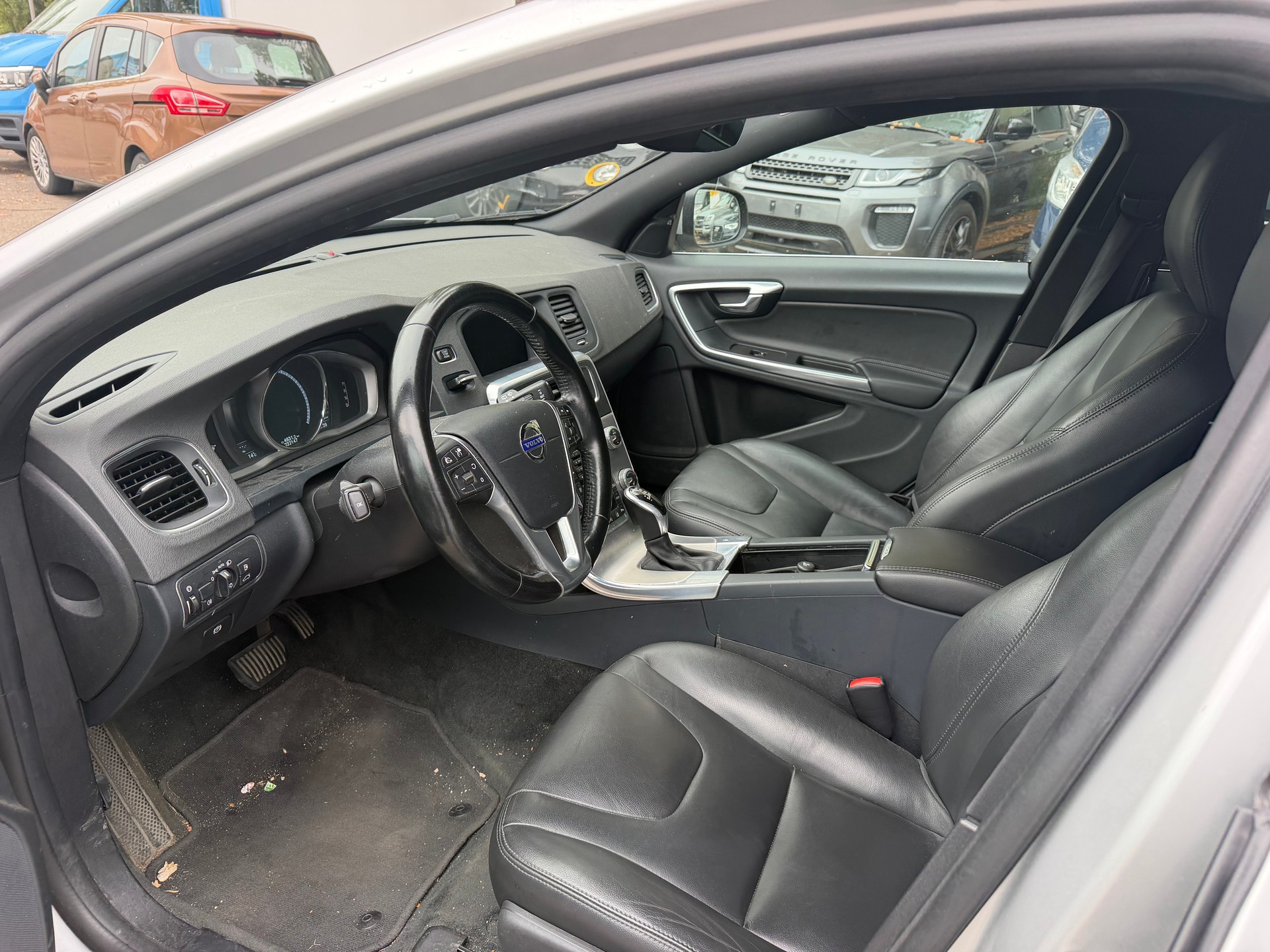 VOLVO V60 D4 Momentum Geartronic-image-10