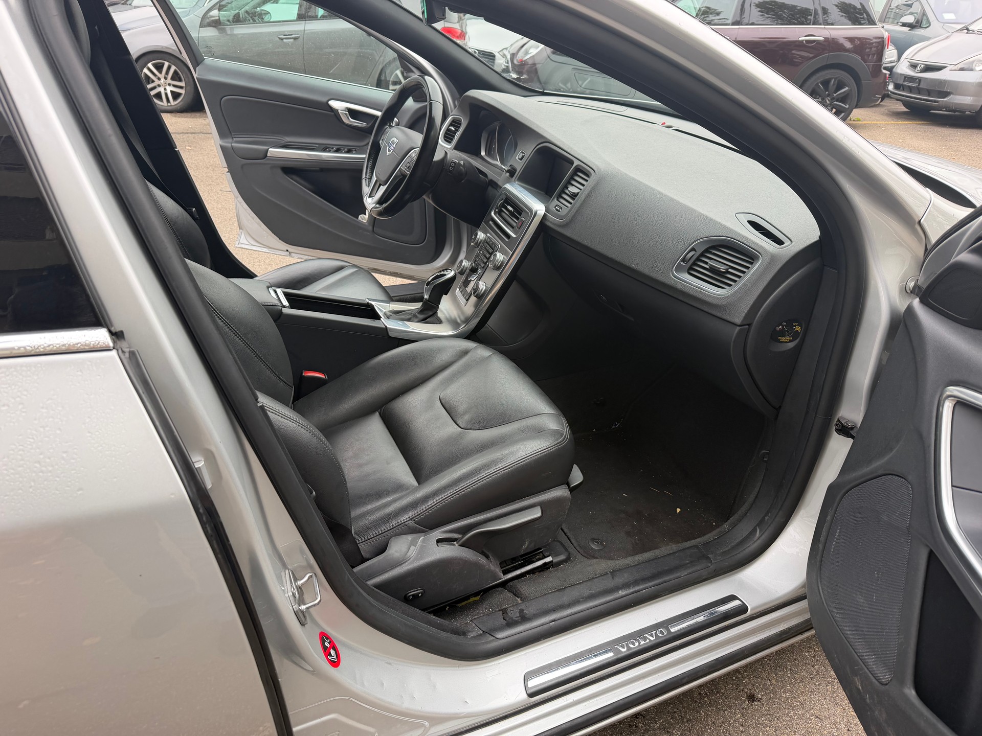 VOLVO V60 D4 Momentum Geartronic-image-9