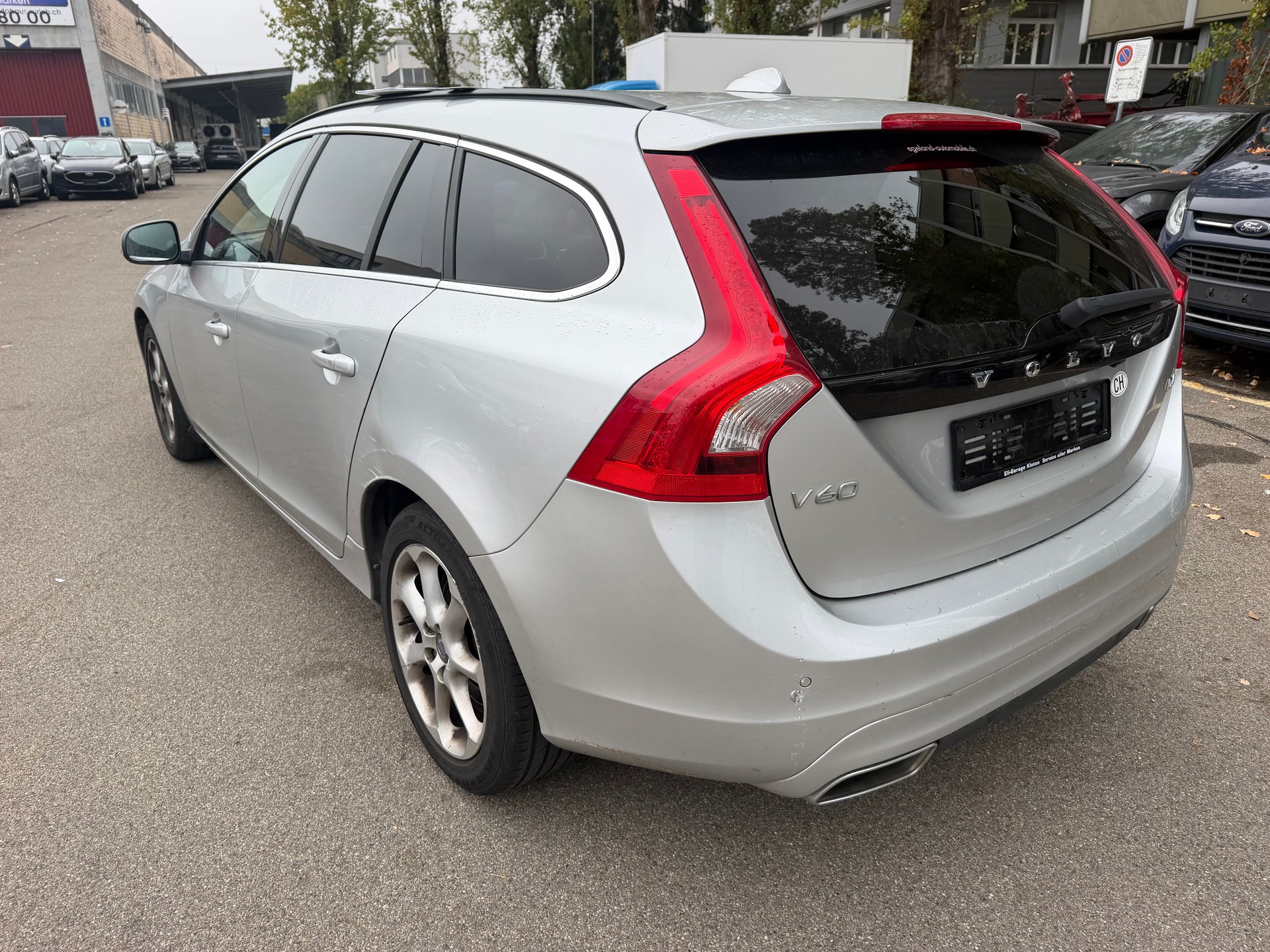 VOLVO V60 D4 Momentum Geartronic-image-5