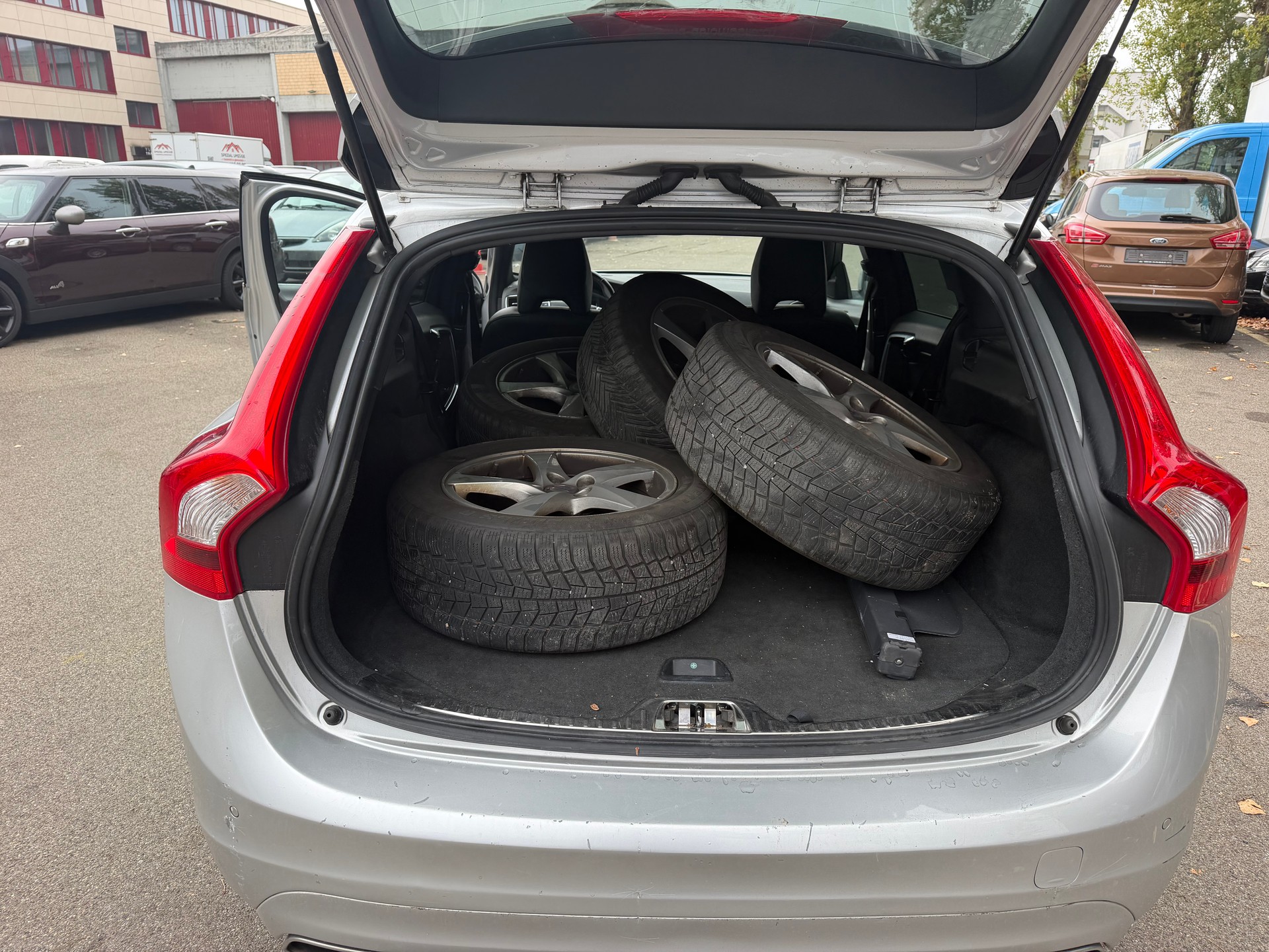 VOLVO V60 D4 Momentum Geartronic-image-11