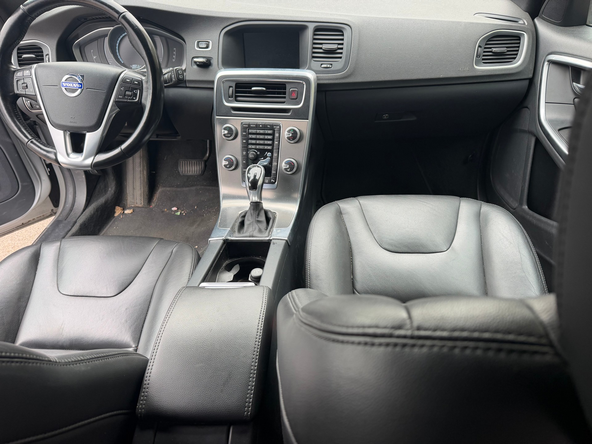 VOLVO V60 D4 Momentum Geartronic-image-8