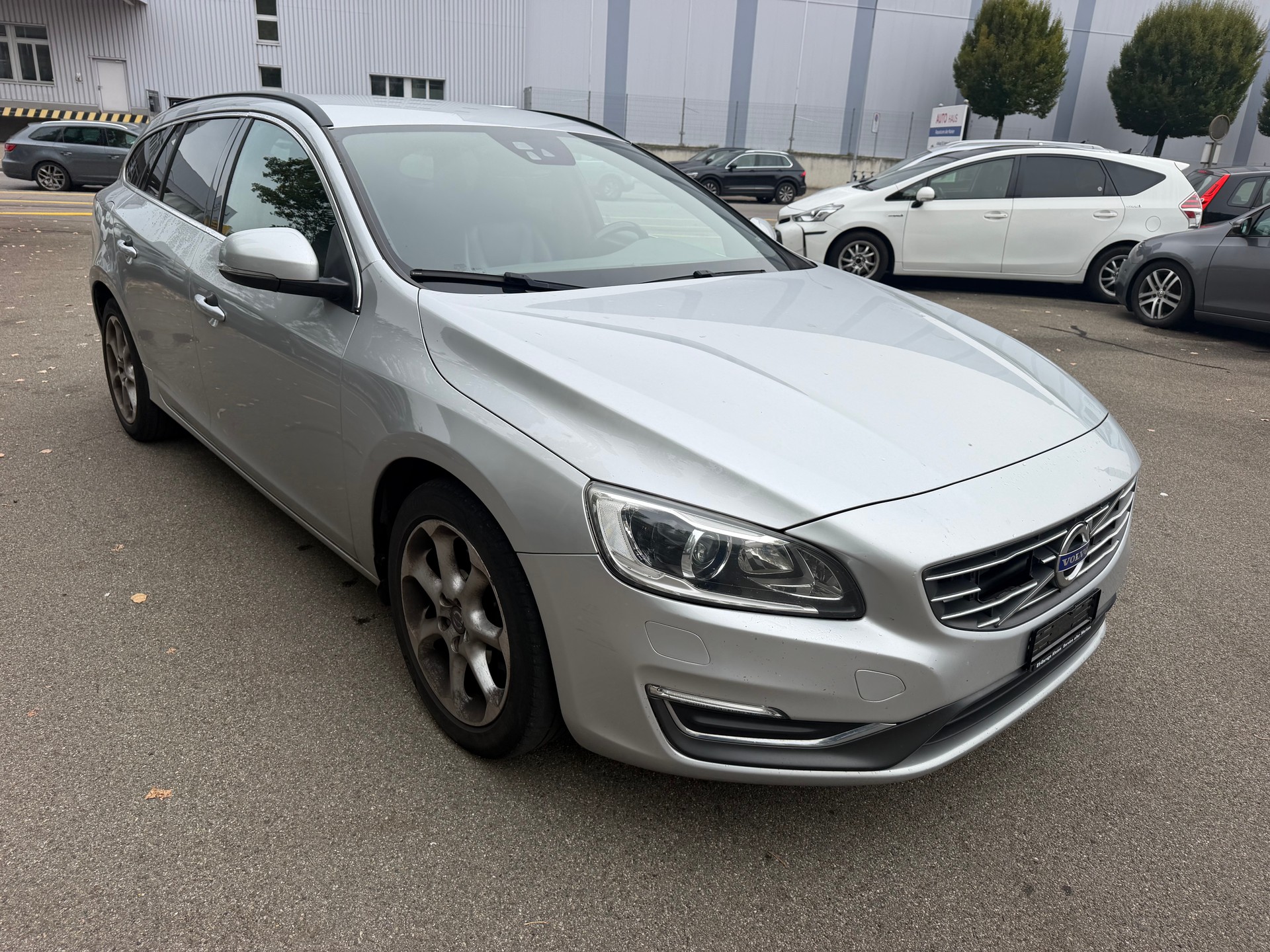 VOLVO V60 D4 Momentum Geartronic-image-2