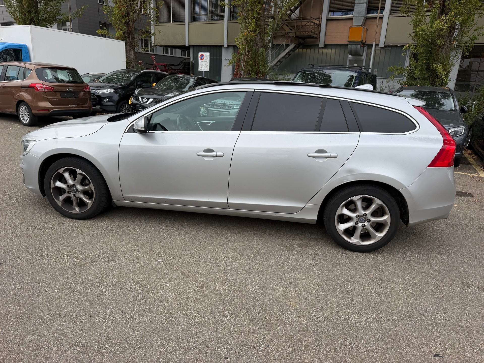 VOLVO V60 D4 Momentum Geartronic-image-3
