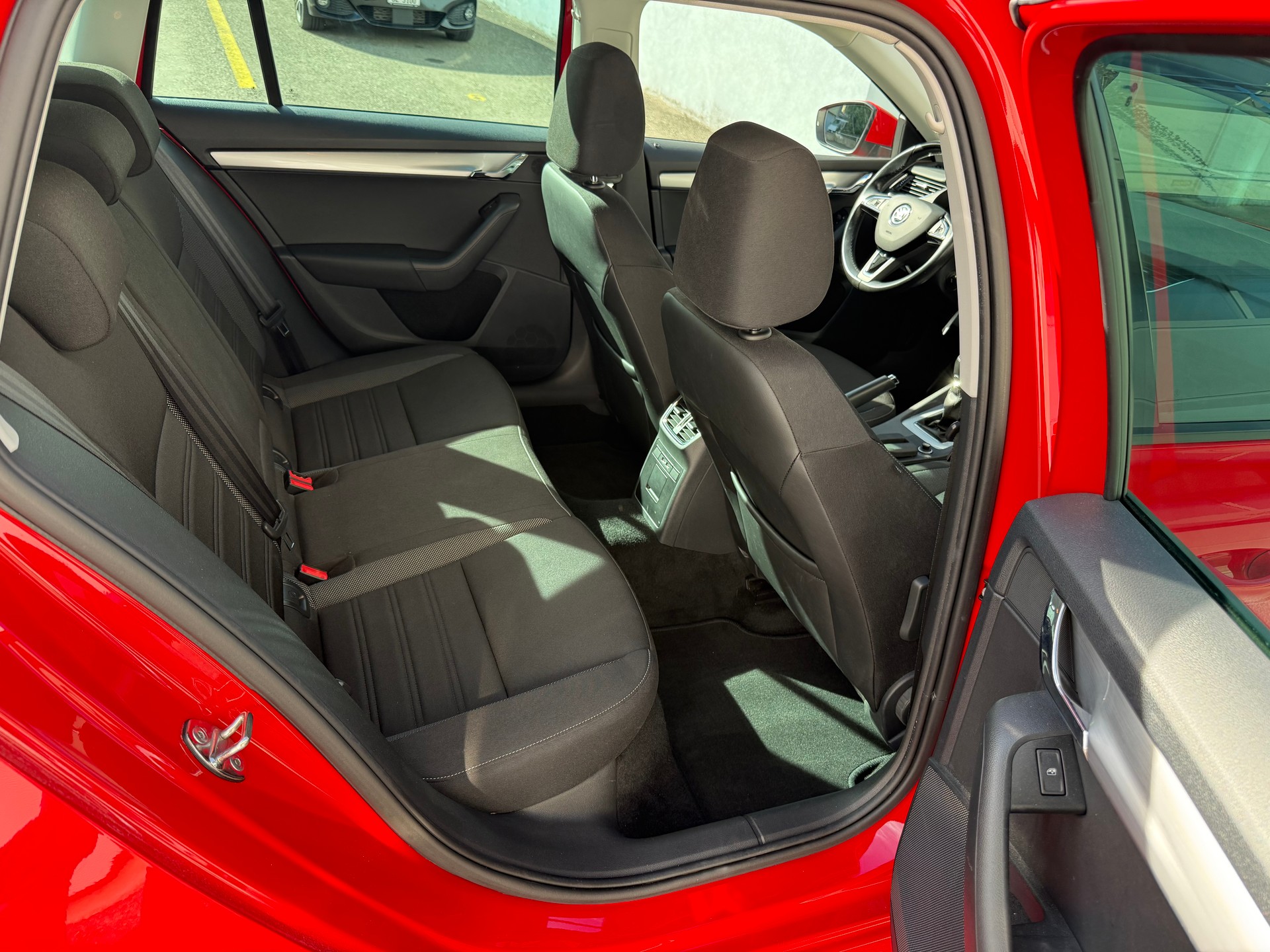 SKODA Octavia Combi 1.6 TDI Ambition 4x4-image-23