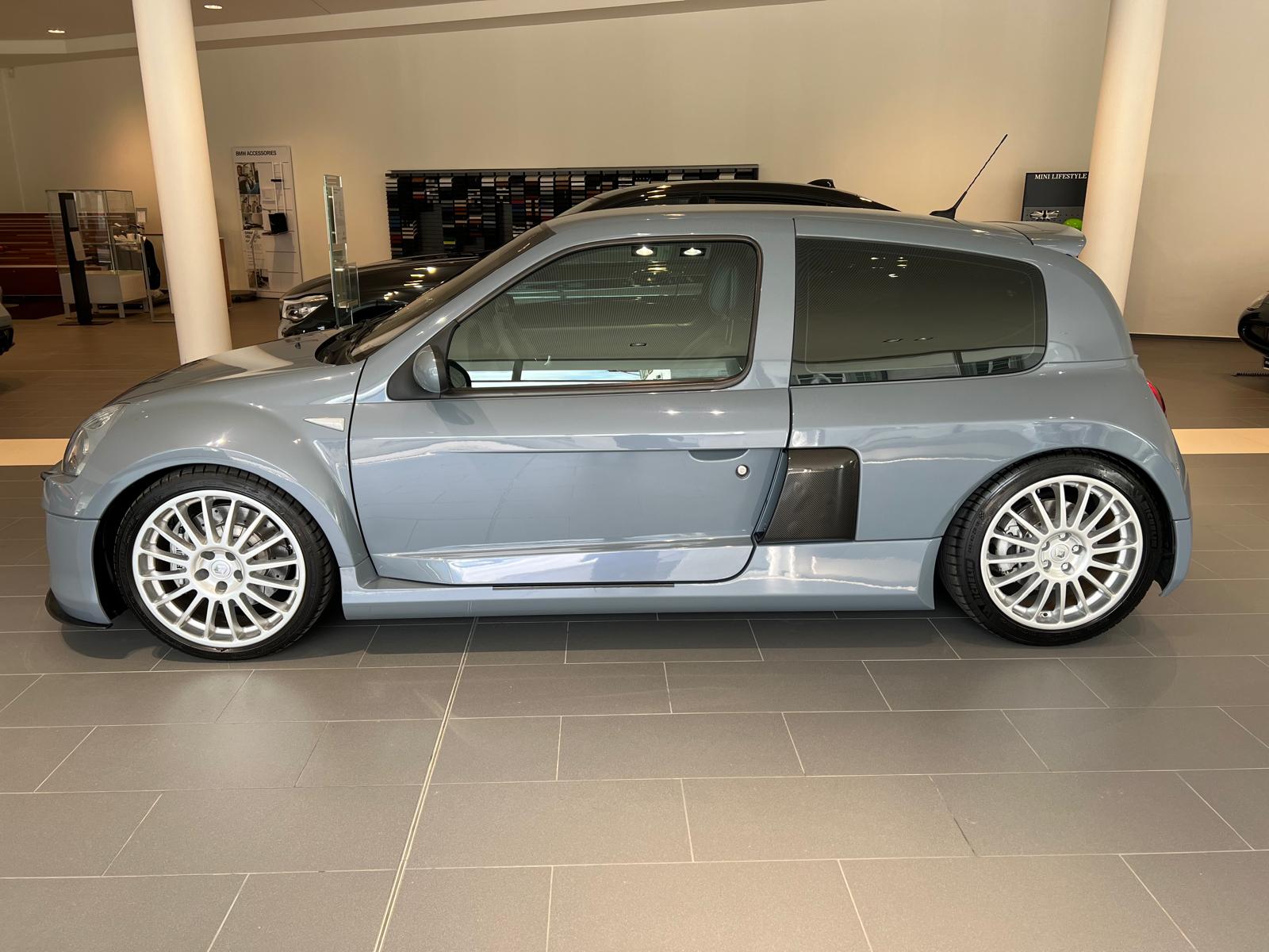 RENAULT Clio 3.0 Sport V6-showroom-element-2