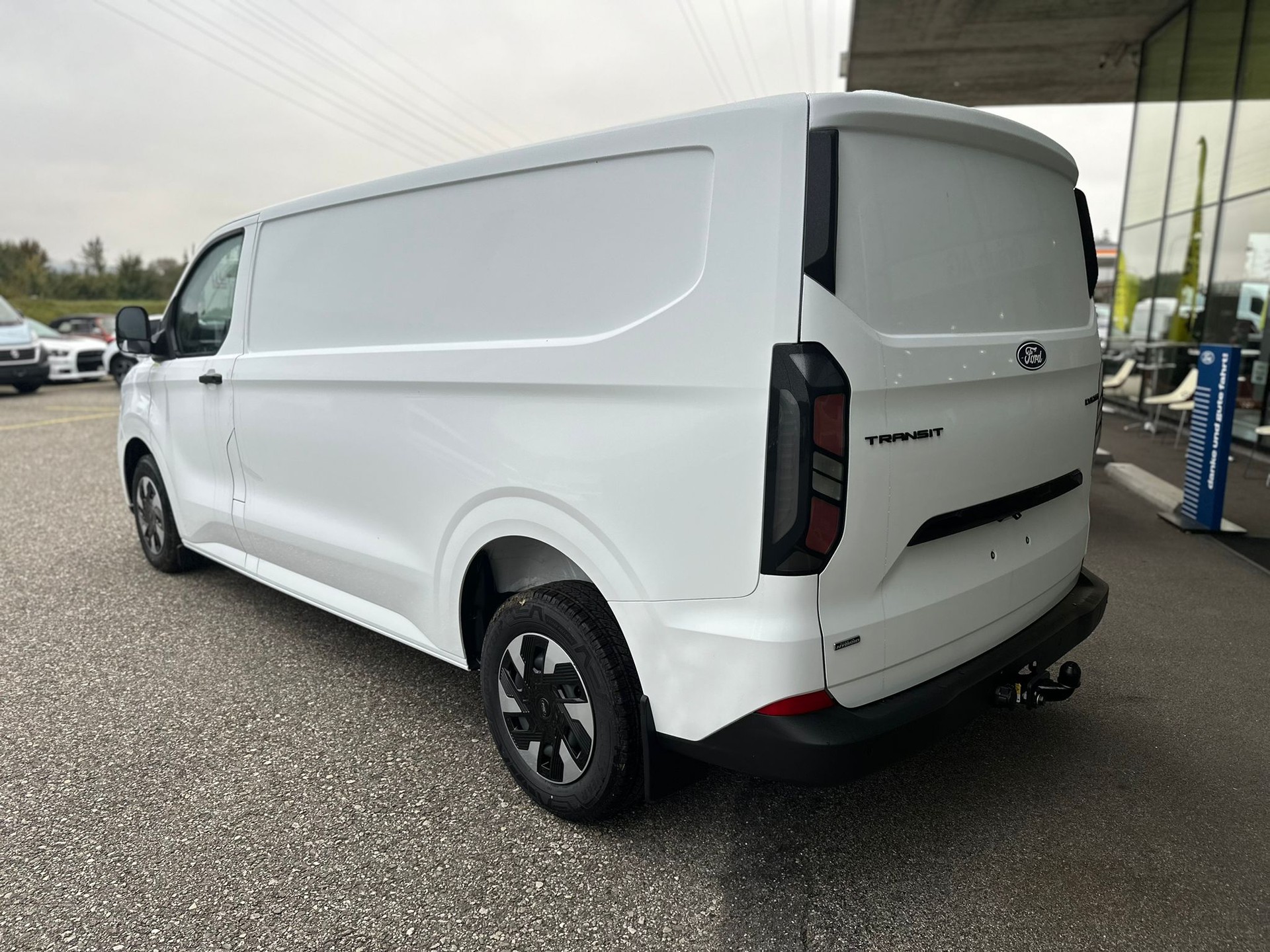FORD Transit Custom Van PHEV 320 L2H1 Trend Automat-image-4