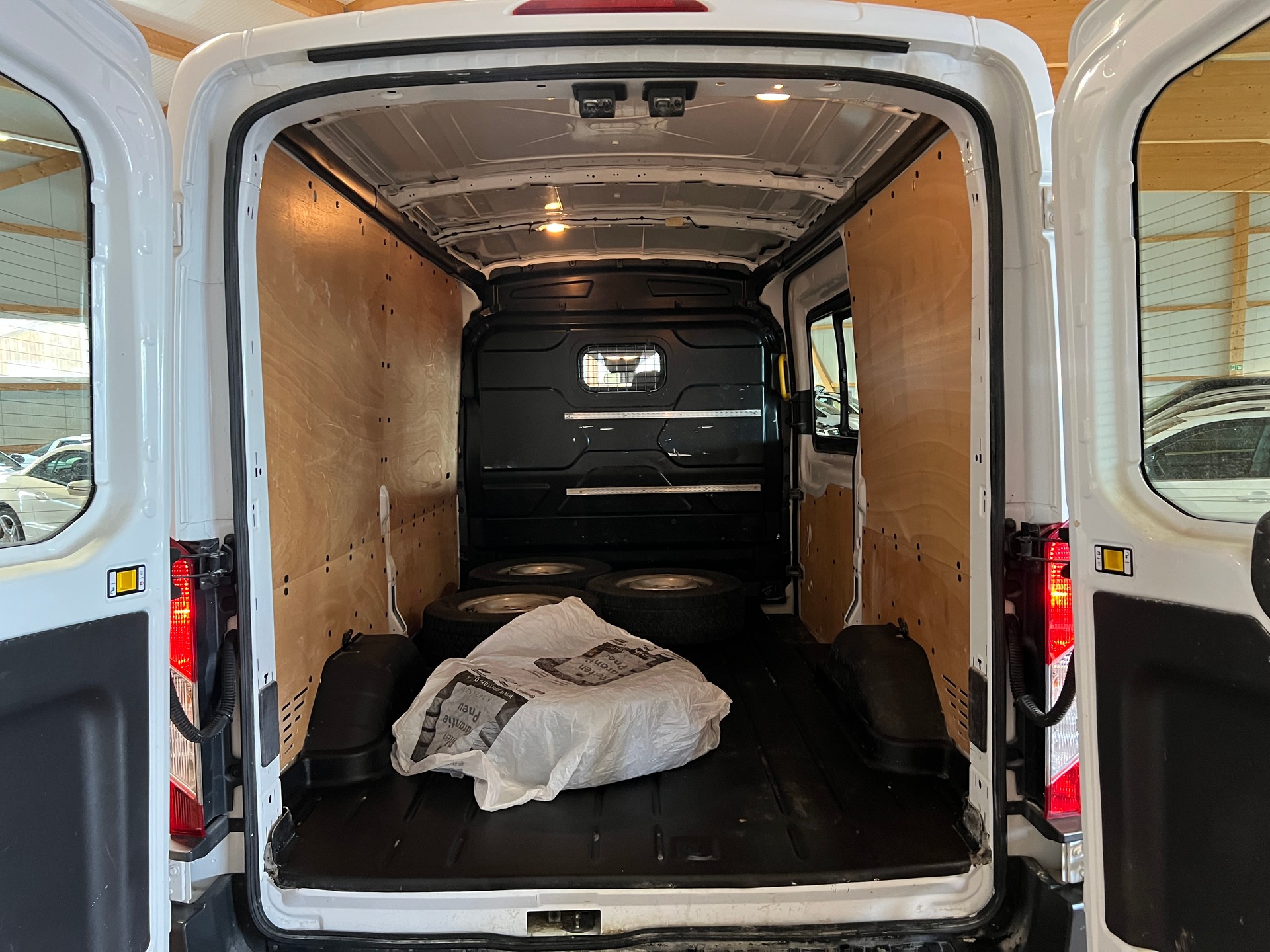 FORD Transit Van 350 L2 Ambiente 2.0 TDCi 130 4WD-image-12