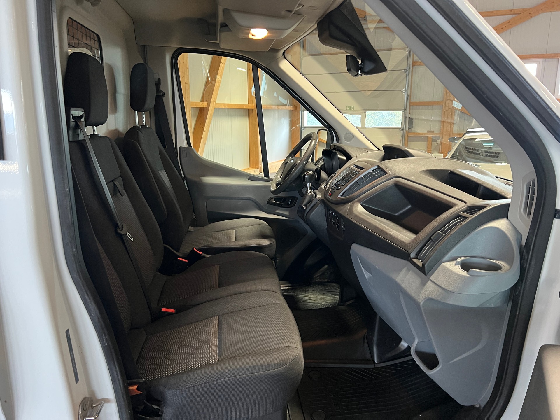 FORD Transit Van 350 L2 Ambiente 2.0 TDCi 130 4WD-image-9