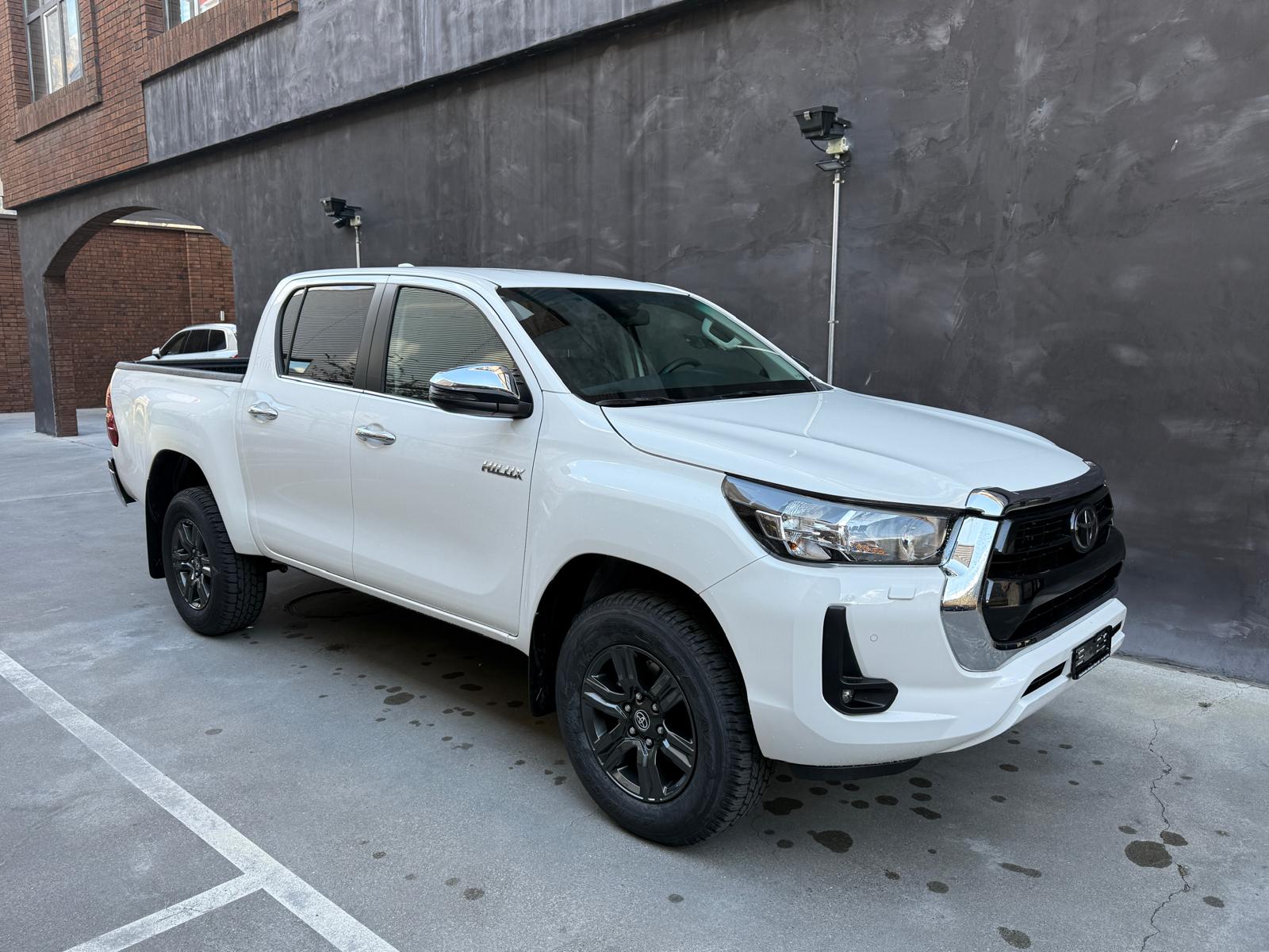 TOYOTA Hilux 2.4D-4D Style Double Cab 4x4 A-image-2