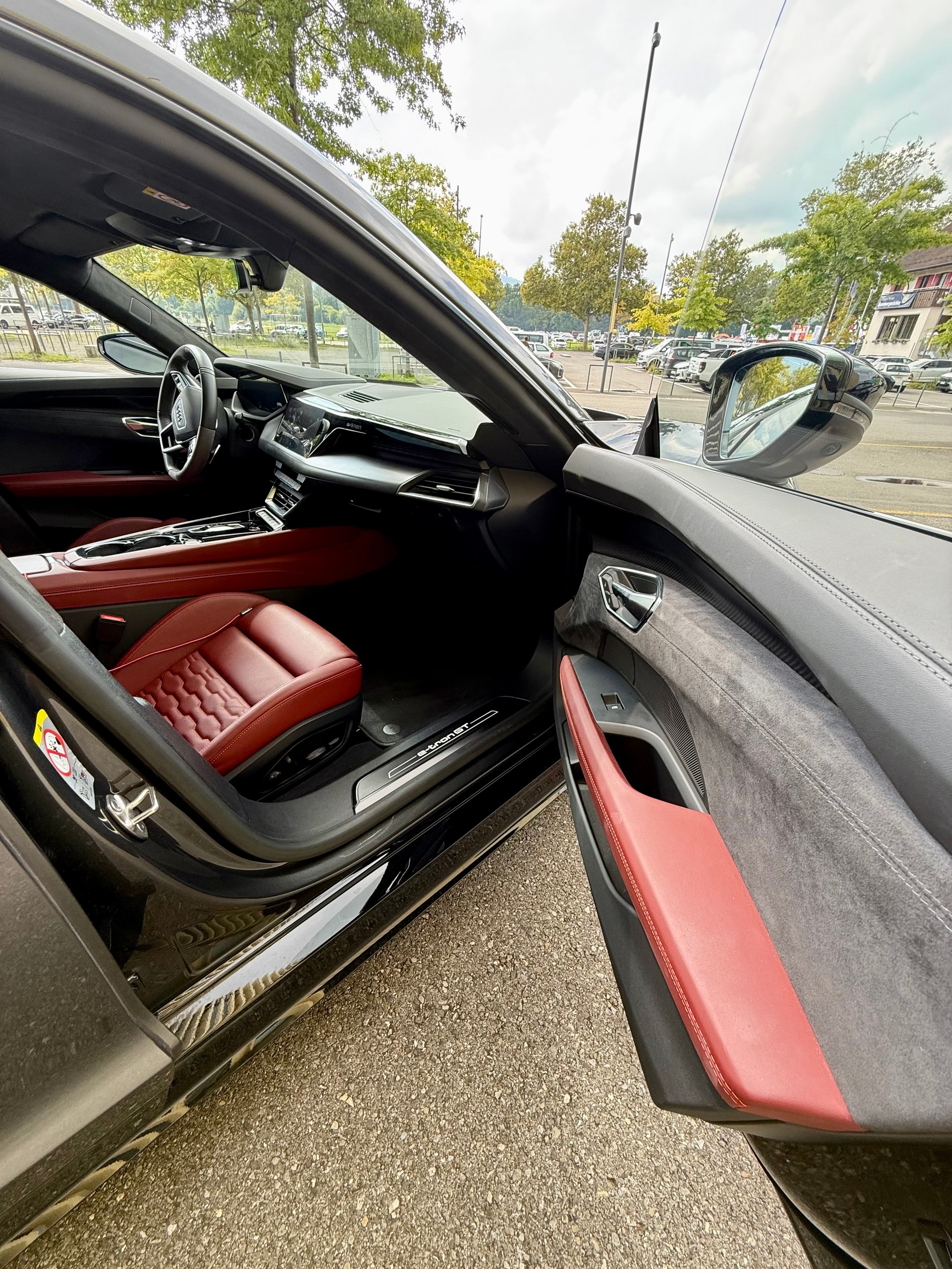 AUDI e-tron GT quattro-image-4